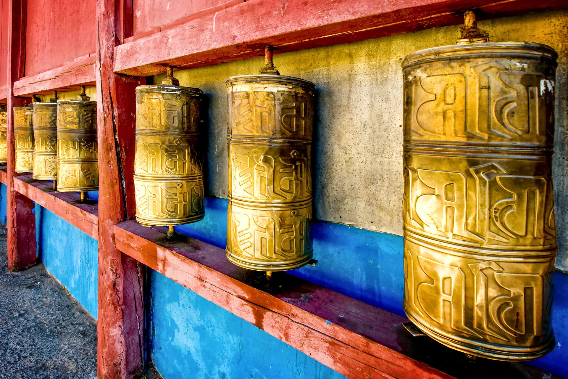 Młynki modlitewne w klasztorze Gandan w Ułan Bator – obracane przez odwiedzających jako część praktyki buddyjskiej