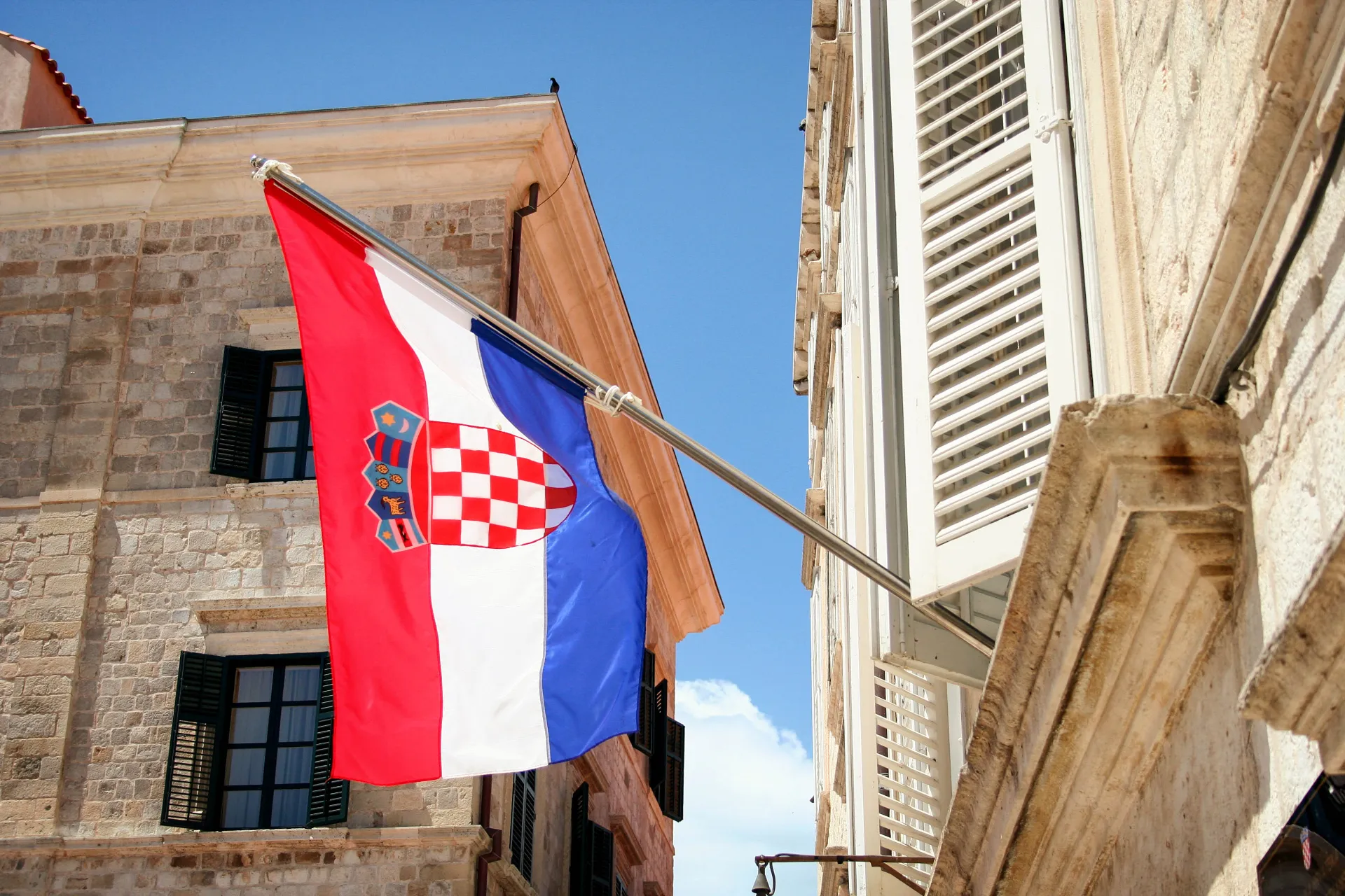 Flaga Chorwacji z pięcioma małymi herbami Flaga Chorwacji z pięcioma małymi herbami