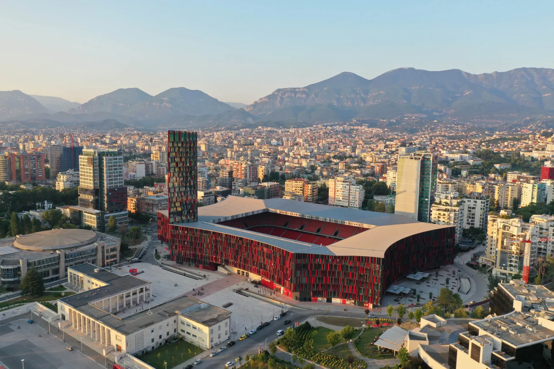 Tirana z czerwoną areną Air Albania Stadium Tirana z czerwoną areną Air Albania Stadium
