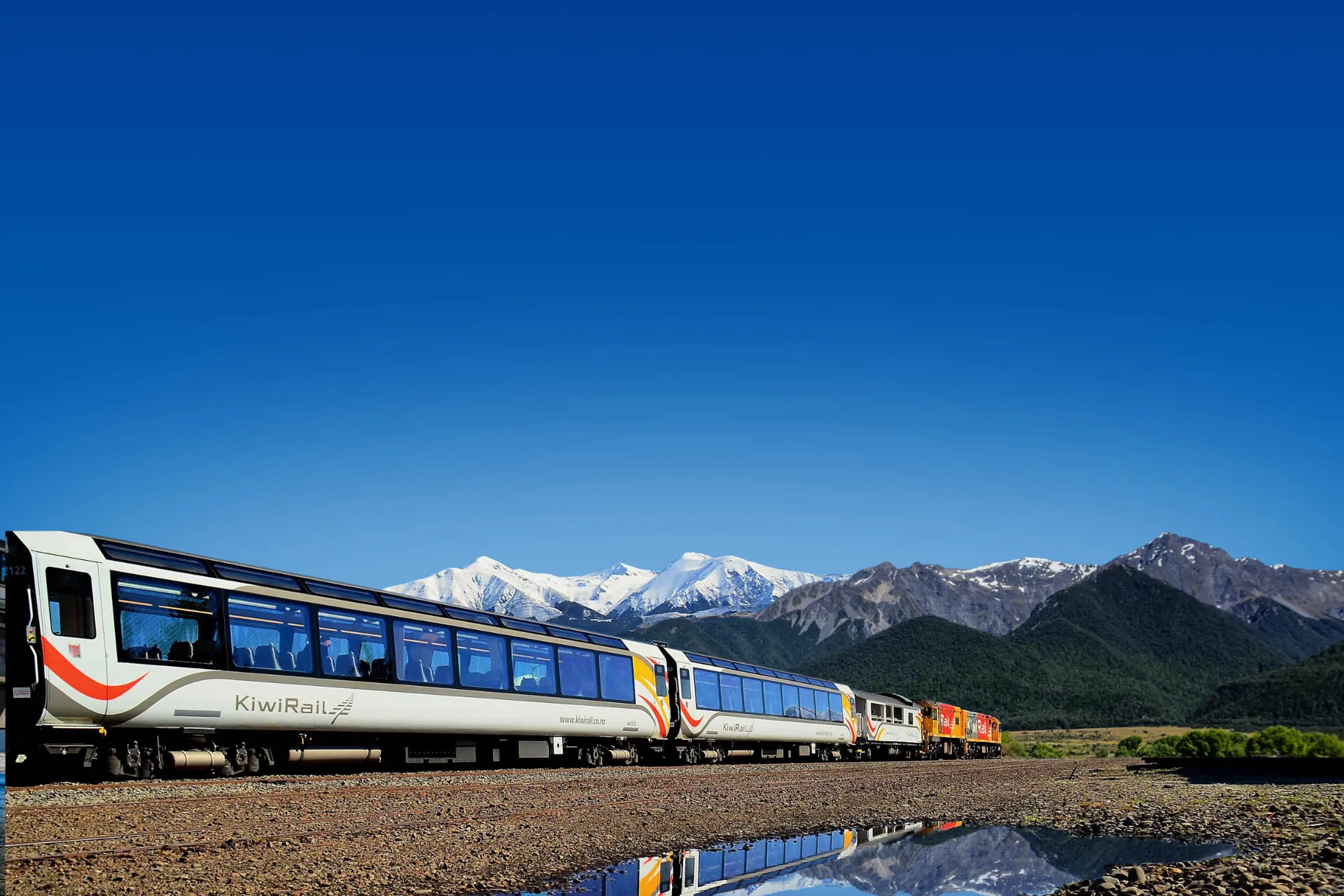 Pociąg TranzAlpine ma duże panoramiczne okna i otwarty wagon widokowy do fotografowania. Pociąg TranzAlpine ma duże panoramiczne okna i otwarty wagon widokowy do fotografowania.