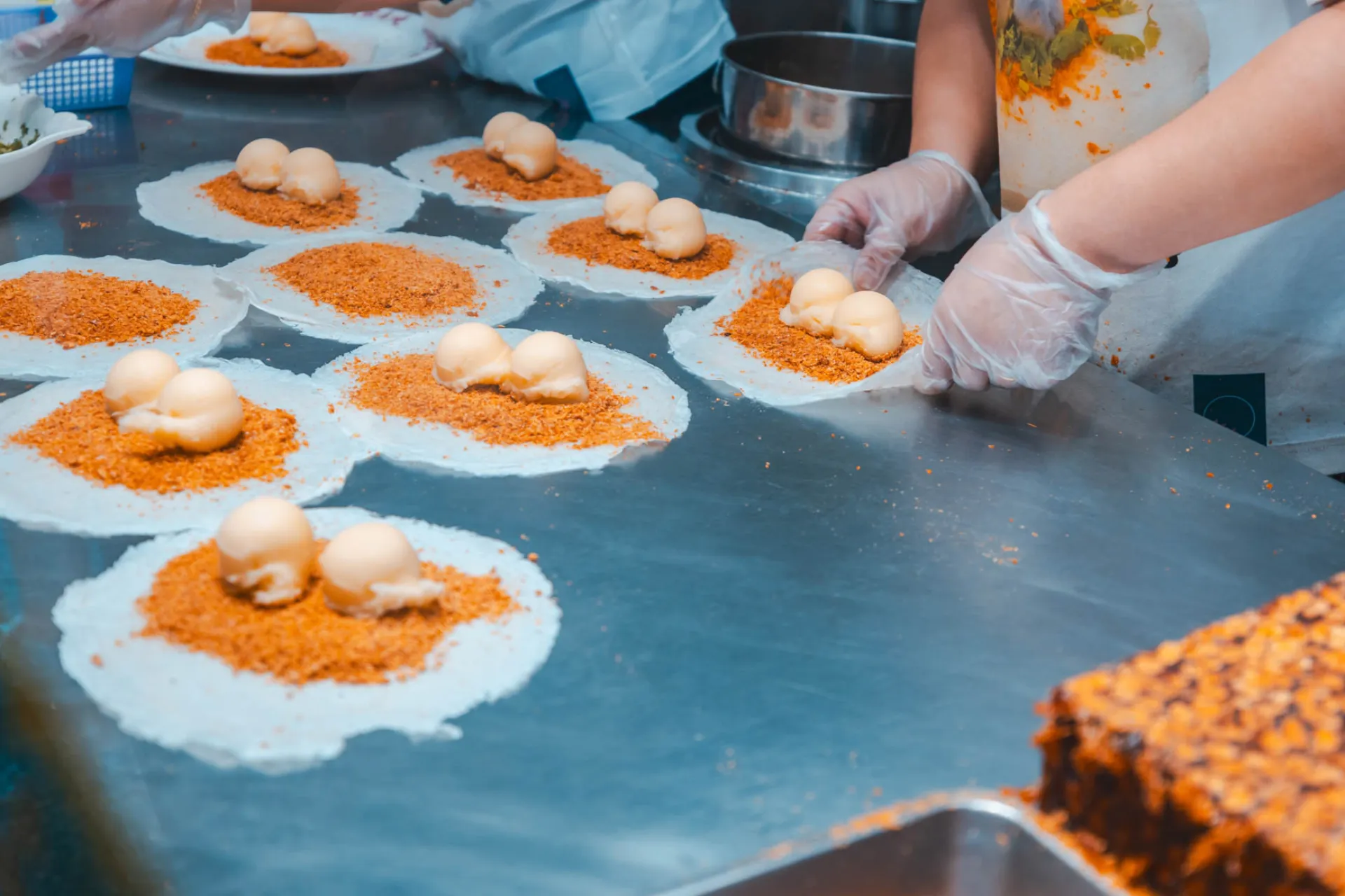 Specjalność Jiufen: Gorący ryż orzechowy z lodami w cieście sajgonnera Specjalność Jiufen: Gorący ryż orzechowy z lodami w cieście sajgonnera