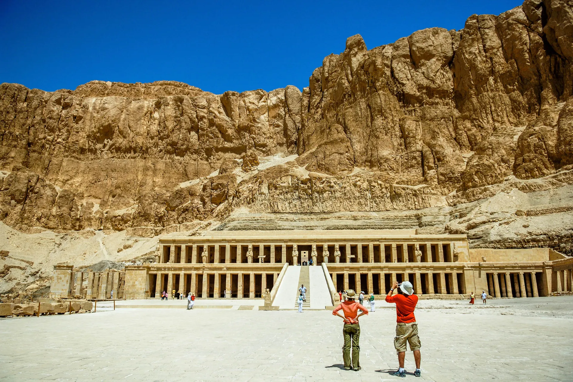 Świątynia grobowa Hatszepsut zbudowana tarasowo, z kolumnadami na każdym poziomie, wykuta w skale Świątynia grobowa Hatszepsut zbudowana tarasowo, z kolumnadami na każdym poziomie, wykuta w skale