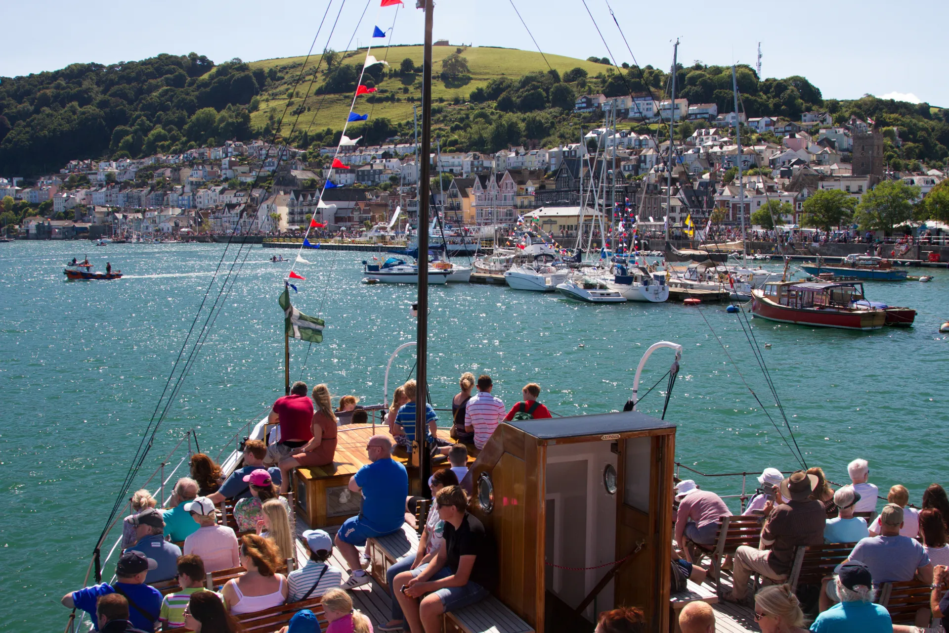 Rejs po rzece Dart w Dartmouth – malowniczy rejs z widokiem na port, wzgórza i historyczne domy miasta Rejs po rzece Dart w Dartmouth – malowniczy rejs z widokiem na port, wzgórza i historyczne domy miasta