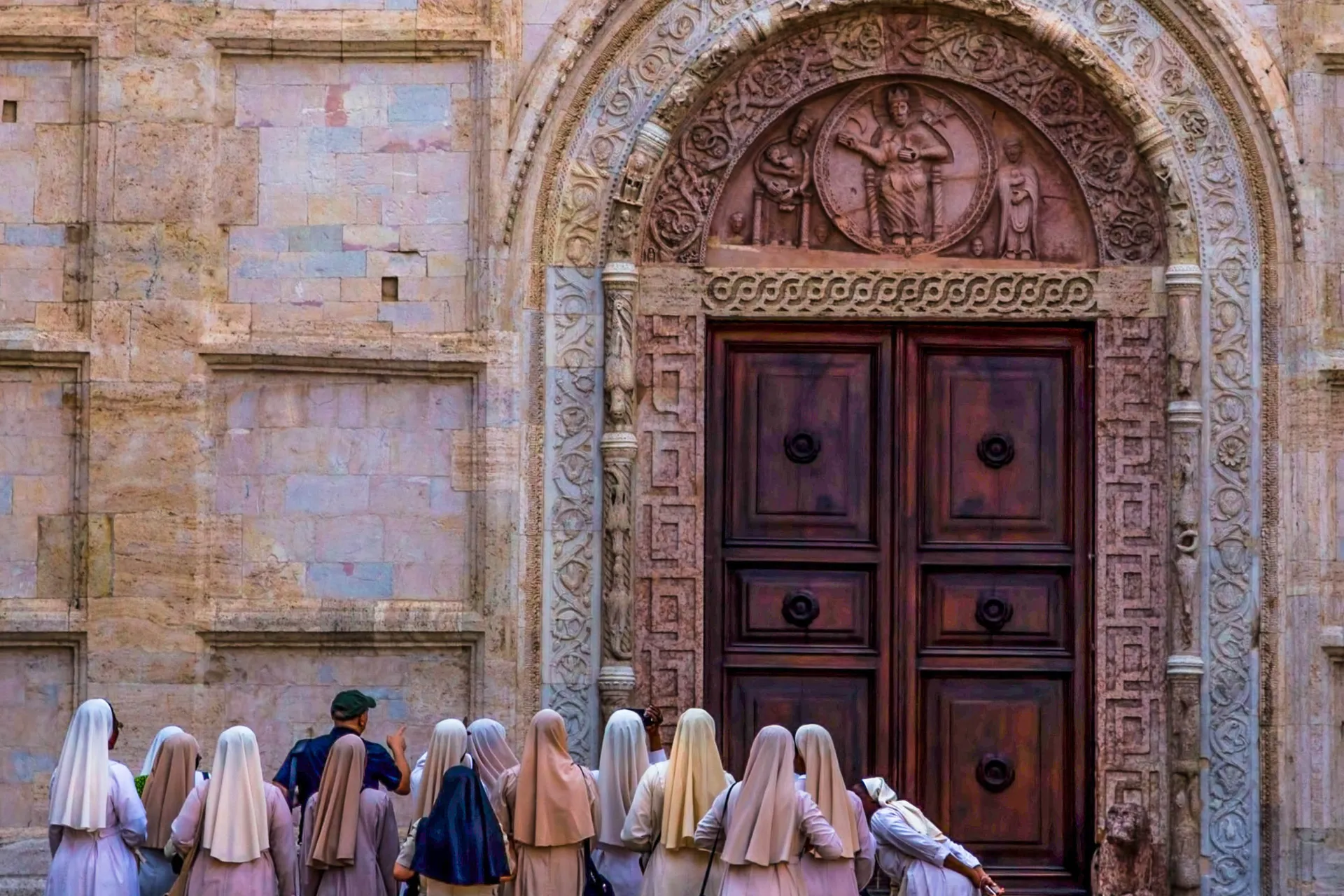 Zakonnice przed drzwiami kościoła w Asyżu Zakonnice przed drzwiami kościoła w Asyżu