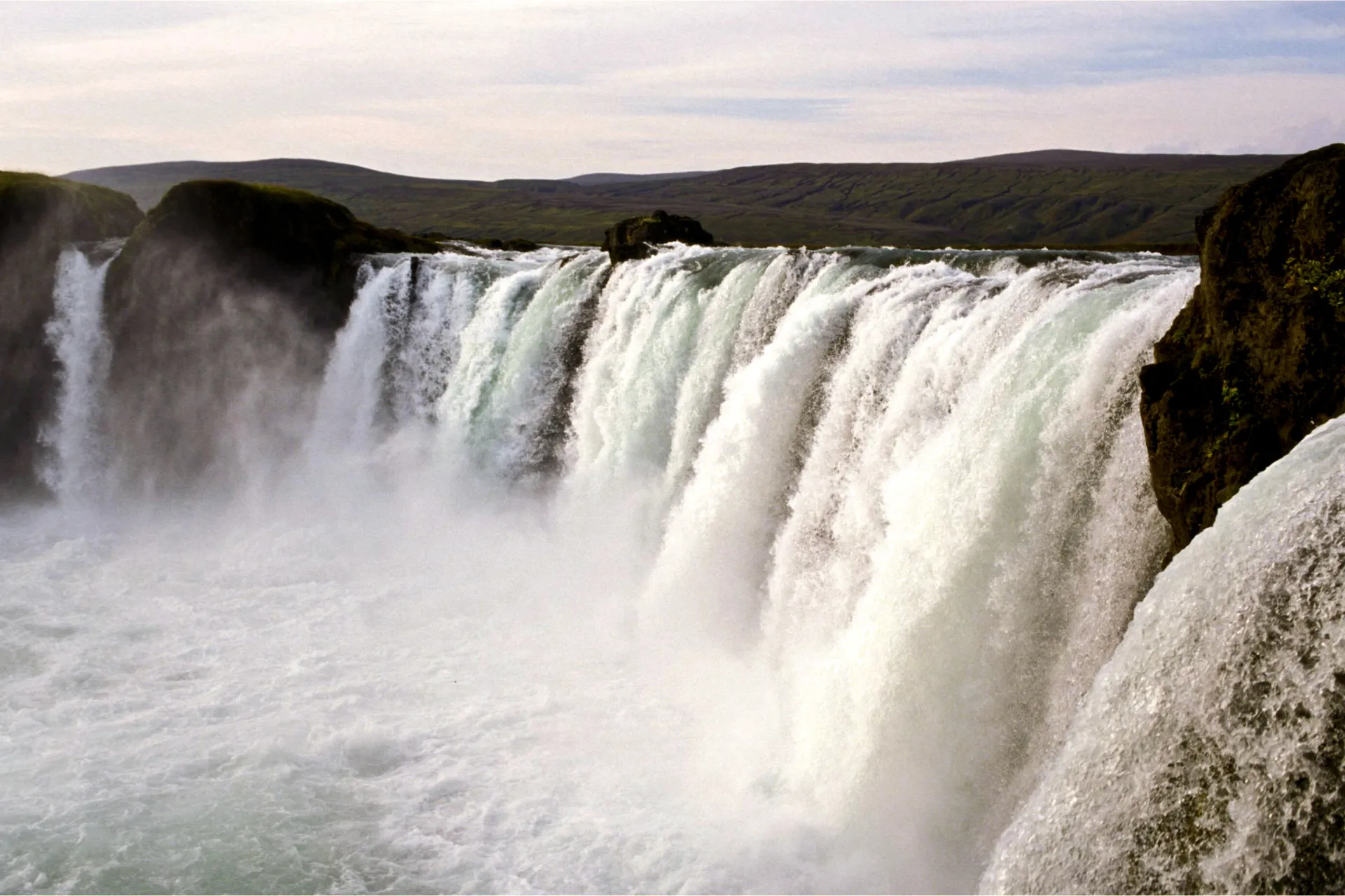 W Goðafoss (Wodospad Bogów) około 500 m³ wody na sekundę spada z krawędzi. W Goðafoss (Wodospad Bogów) około 500 m³ wody na sekundę spada z krawędzi.
