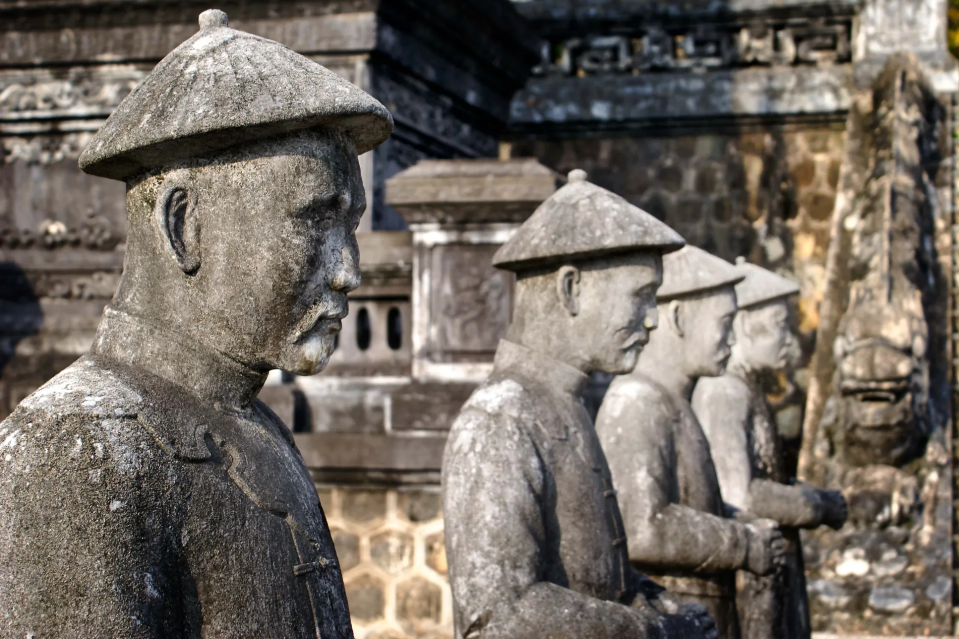 Duże kamienne figury przy mauzoleum cesarza Khai Dihna - Hué