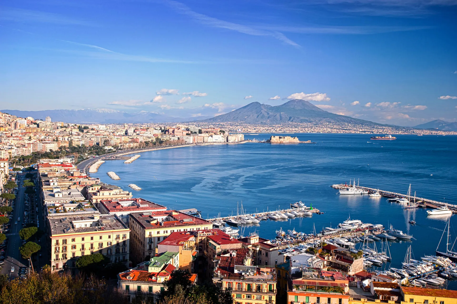 Zatoka Neapolitańska z Wezuwiuszem na horyzoncie Zatoka Neapolitańska z Wezuwiuszem na horyzoncie