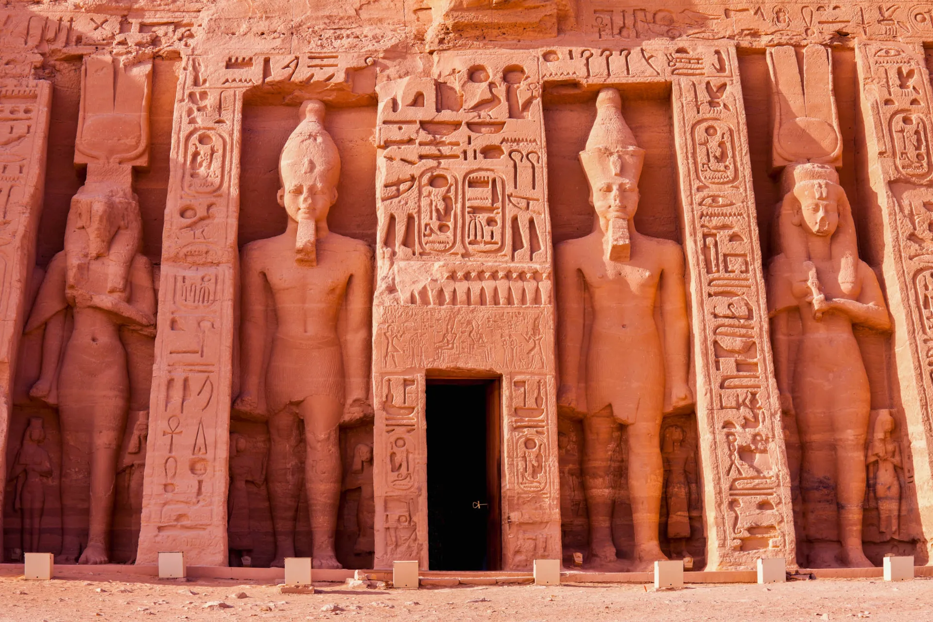 Mała świątynia Abu Simbel zbudowana ok. 1250 r. p.n.e. przez Ramzesa II Mała świątynia Abu Simbel zbudowana ok. 1250 r. p.n.e. przez Ramzesa II