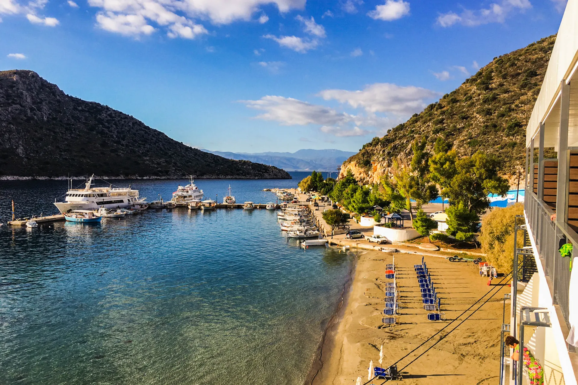 Wszystko emanuje spokojem i ciszą w małej wiosce rybackiej Tolo Wszystko emanuje spokojem i ciszą w małej wiosce rybackiej Tolo