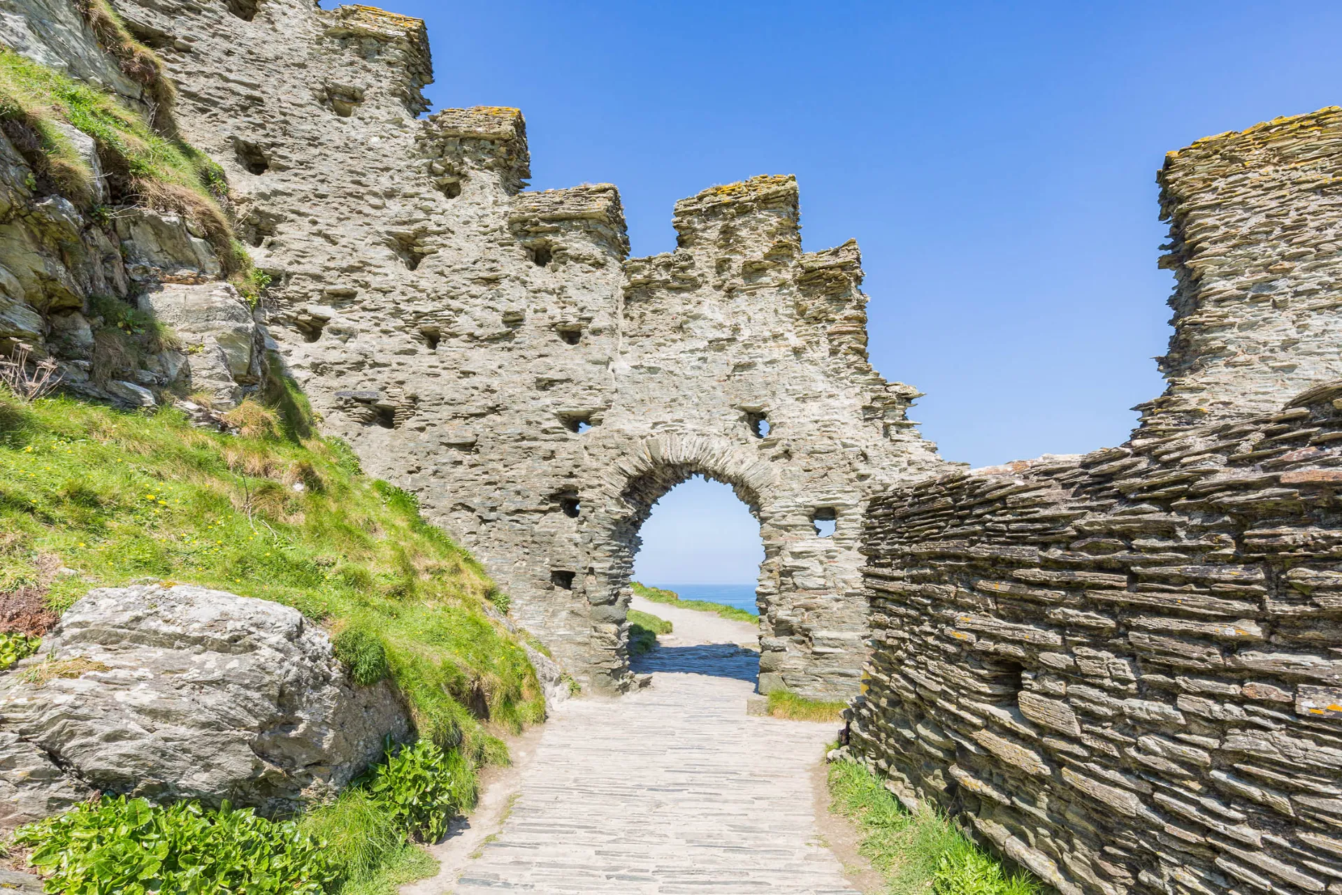 Tintagel Castle – brama ruin z widokiem na morze Tintagel Castle – brama ruin z widokiem na morze