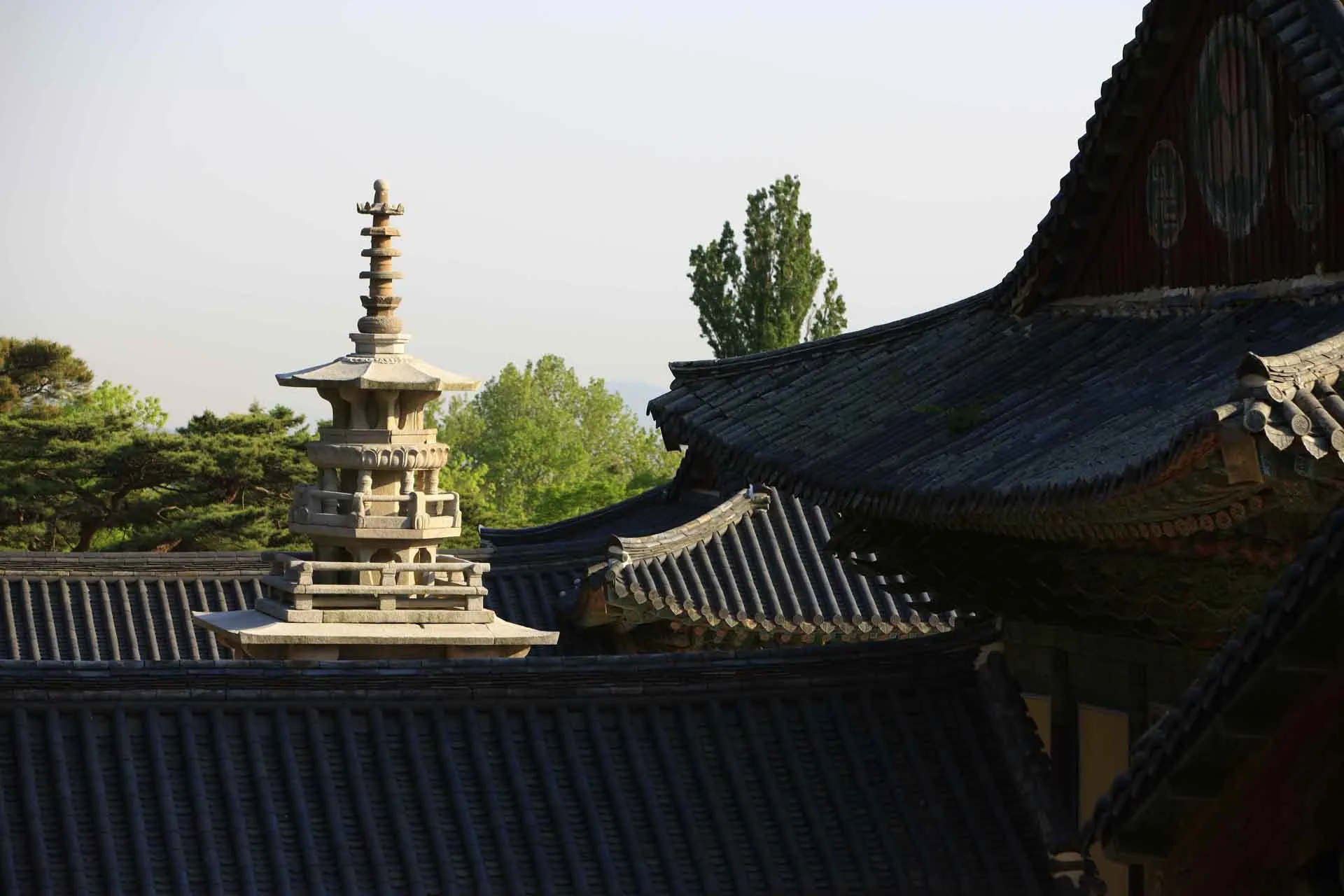 Świątynia reprezentuje buddyjskie niebo na ziemi („Bulguk” oznacza „Krainę Buddy”)