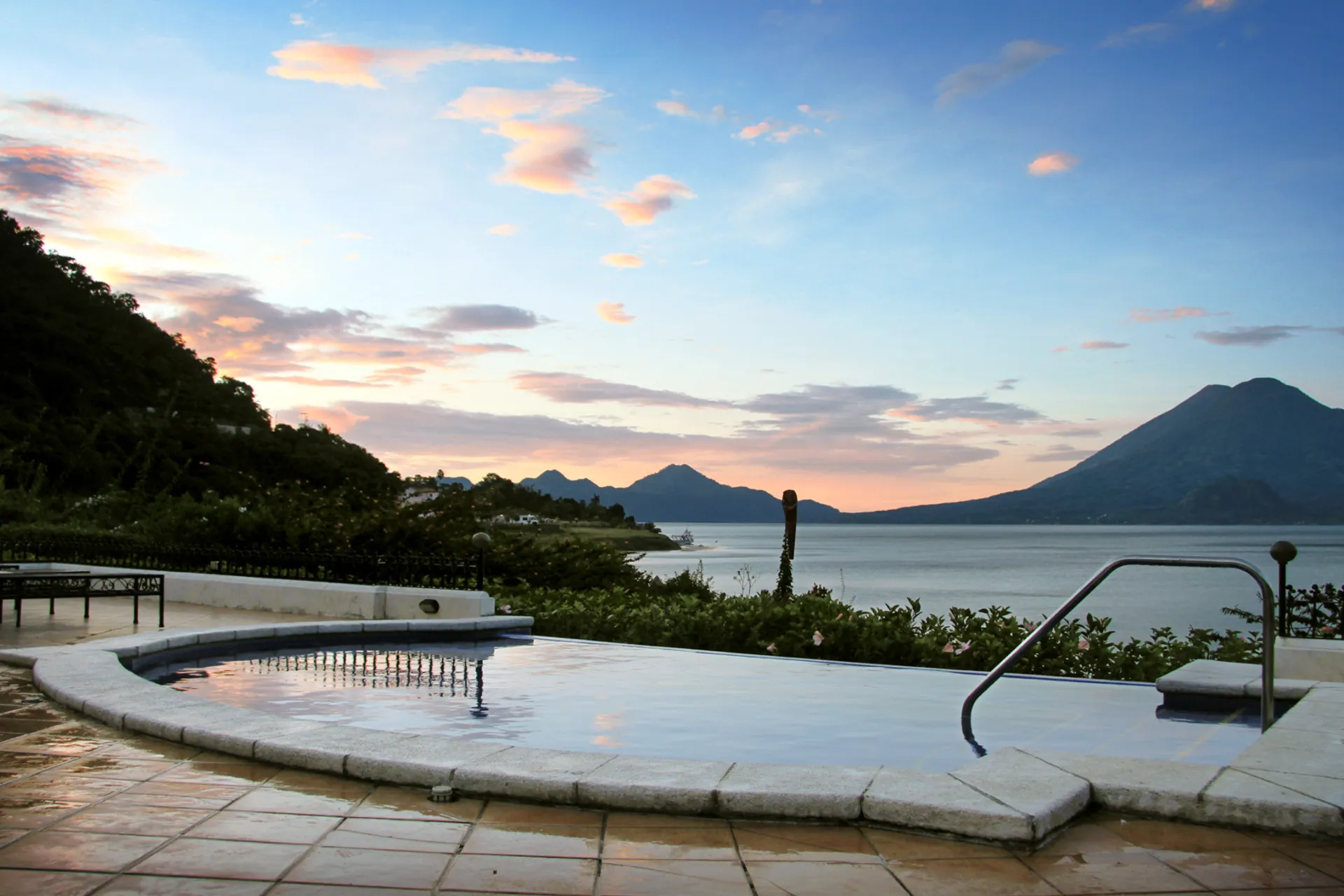 Jacuzzi z gorącą wodą i wulkanami w tle Jacuzzi z gorącą wodą i wulkanami w tle