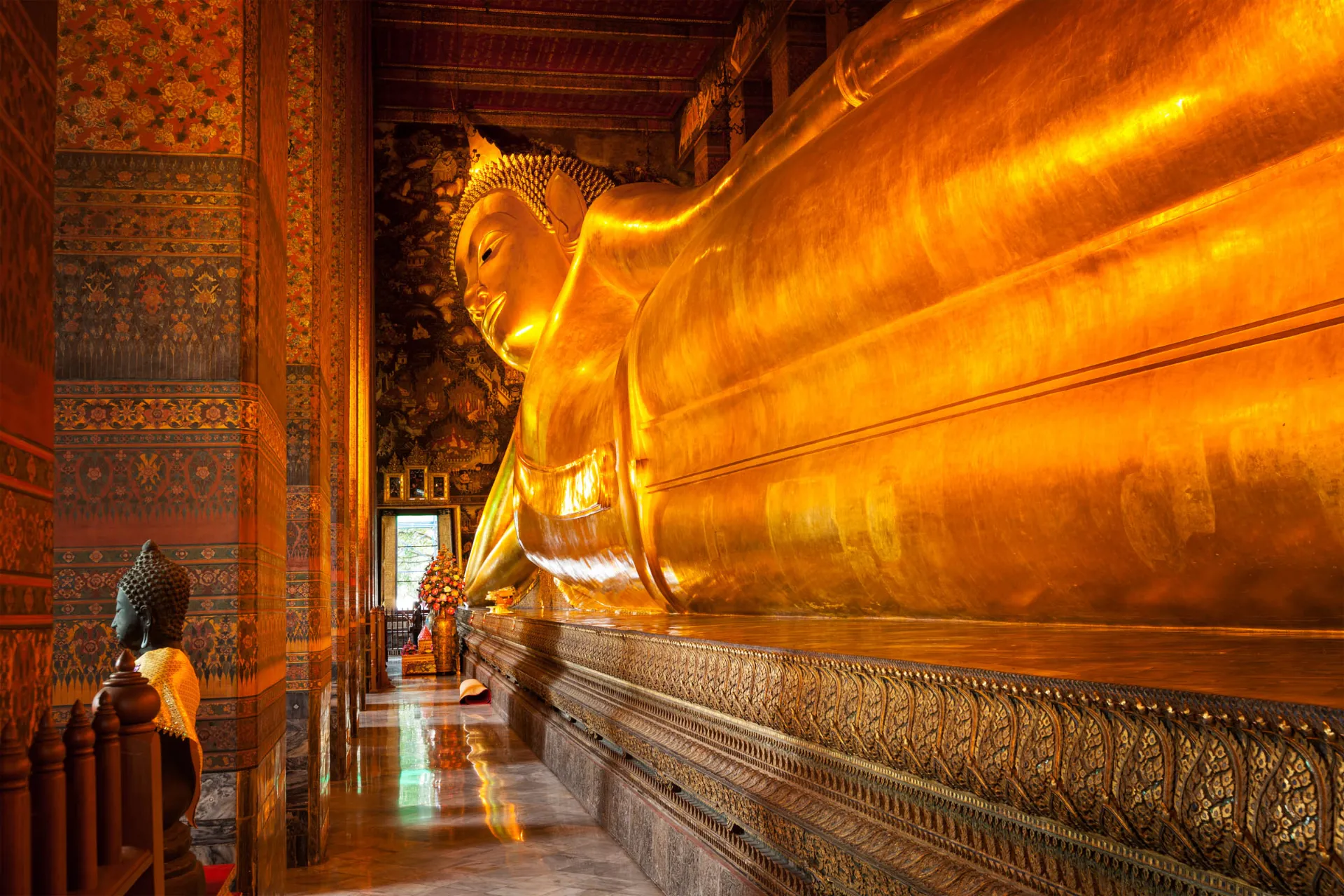 Ikoniczny leżący Budda w Wat Pho Ikoniczny leżący Budda w Wat Pho