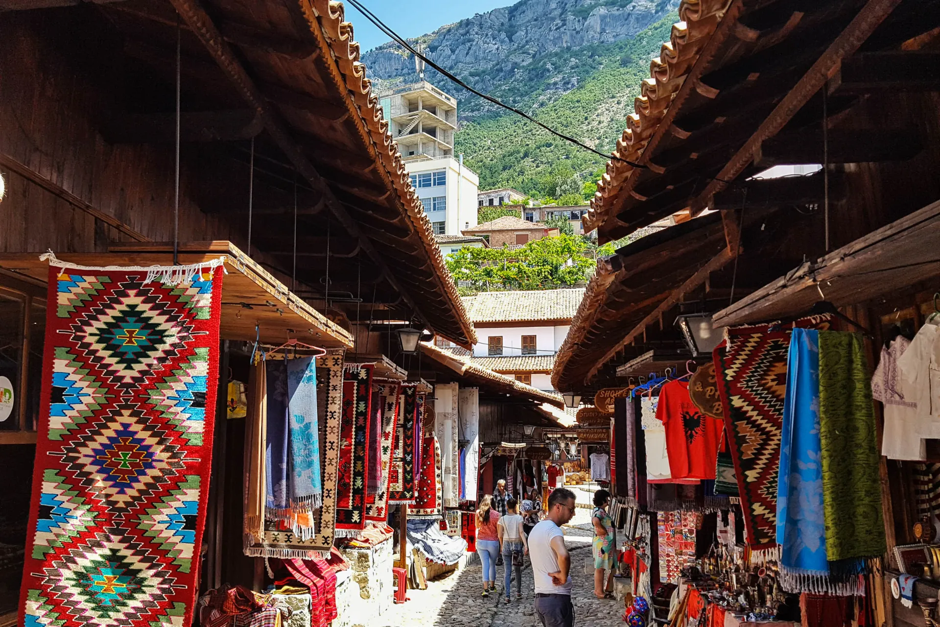 Bazar w Kruji, Albania – dywany, rękodzieło i pamiątki Bazar w Kruji, Albania – dywany, rękodzieło i pamiątki
