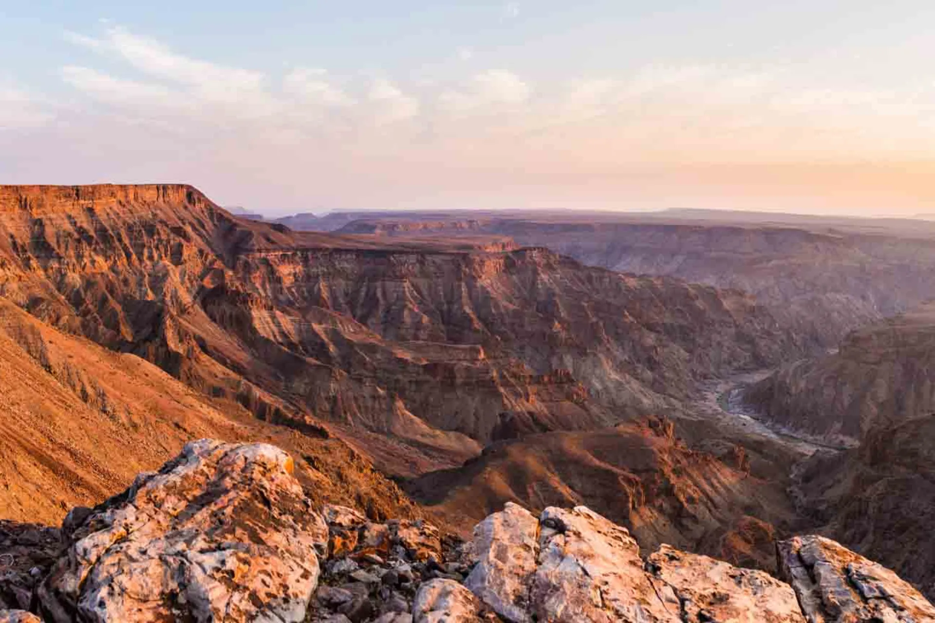 Fish River Canyon powstawał przez ok. 500 mln lat, podczas gdy Grand Canyon ma około 5–6 mln lat