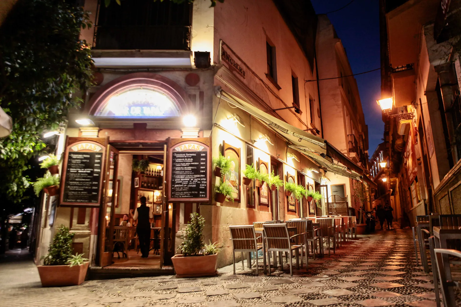 Legendarna żydowska dzielnica Barrio Santa Cruz w Sewilli