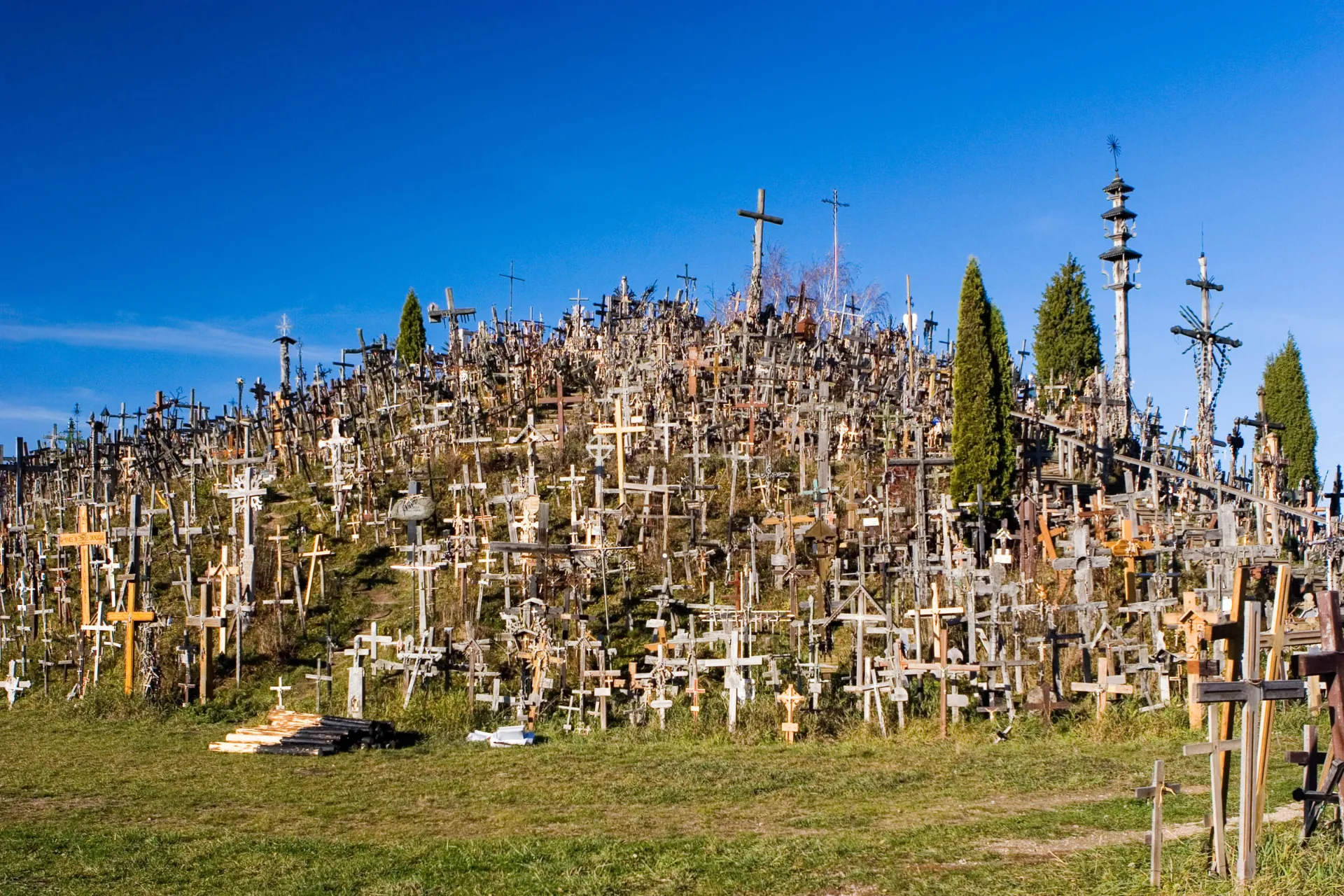 Góra Krzyży (Kryžių Kalnas) niedaleko Šiauliai na Litwie – miejsce pielgrzymkowe pokryte tysiącami krzyży jako symbol wiary i nadziei Góra Krzyży (Kryžių Kalnas) niedaleko Šiauliai na Litwie – miejsce pielgrzymkowe pokryte tysiącami krzyży jako symbol wiary i nadziei