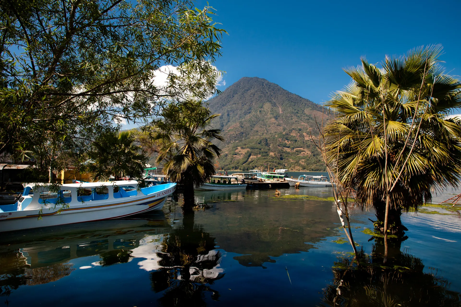 Łodzie turystyczne czekają przy brzegu jeziora Atitlán Łodzie turystyczne czekają przy brzegu jeziora Atitlán