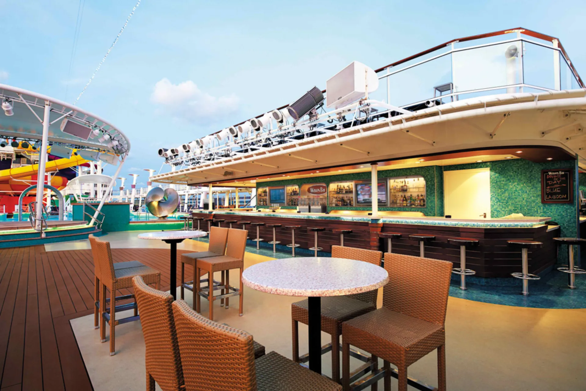 Bar przy basenie na Norwegian Epic Bar przy basenie na Norwegian Epic