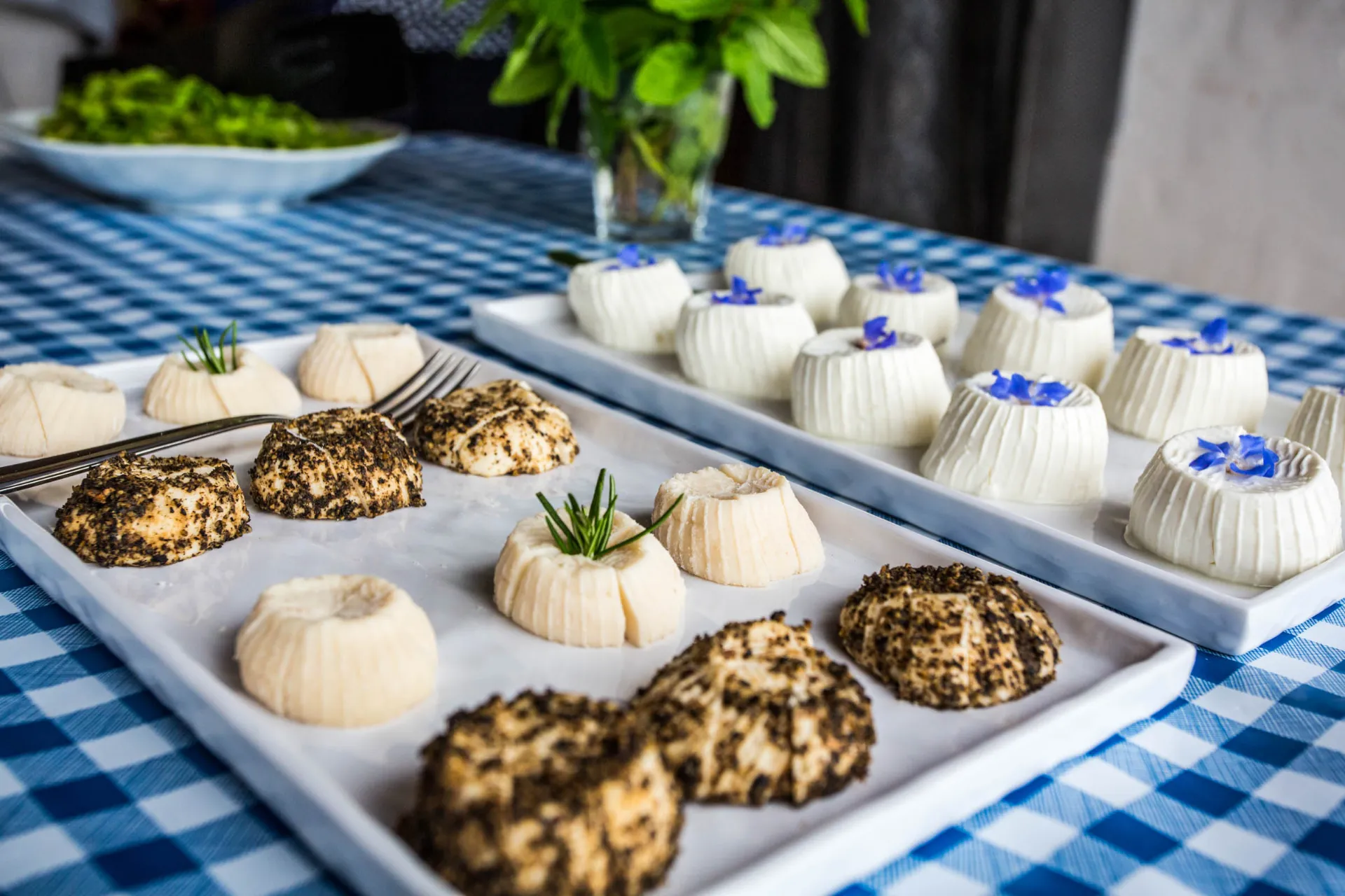 Kolacja wiejska – tradycyjny posiłek z lokalnych produktów – takich jak chleb, ser, oliwki i wino – tu sery Kolacja wiejska – tradycyjny posiłek z lokalnych produktów – takich jak chleb, ser, oliwki i wino – tu sery