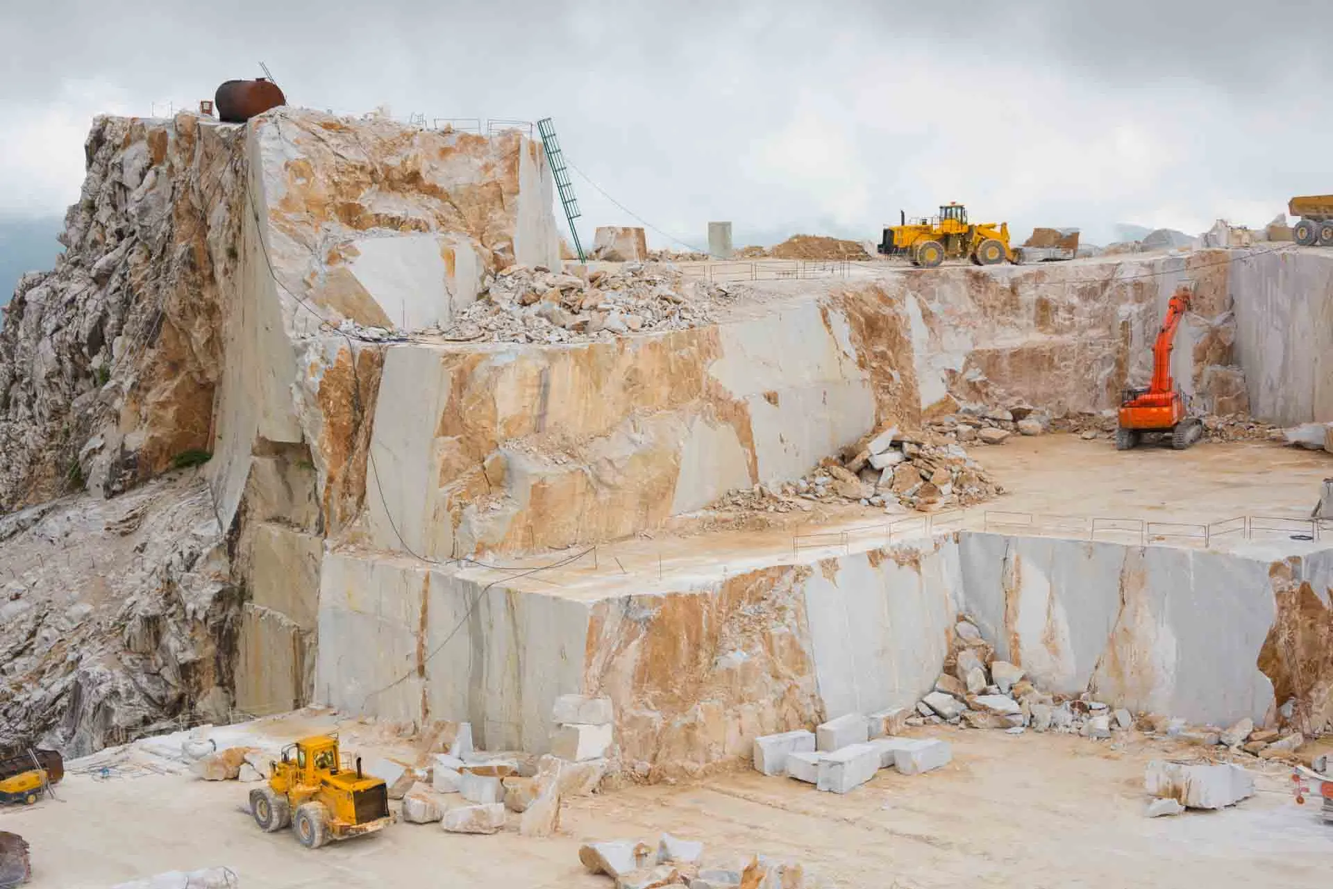 Kamieniołom marmuru Carrara z wielkimi blokami i maszynami roboczymi