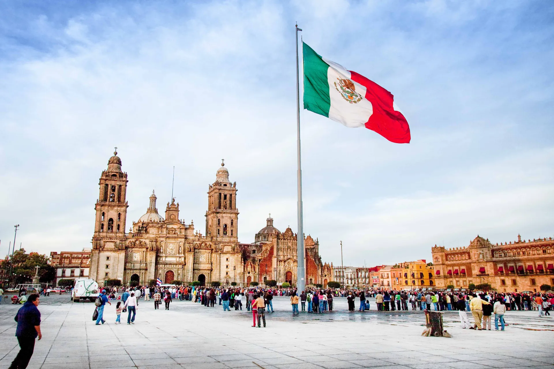 Plac Konstytucji (Zócalo) w Meksyku z Katedrą Metropolitalną w tle – największą w obu Amerykach Plac Konstytucji (Zócalo) w Meksyku z Katedrą Metropolitalną w tle – największą w obu Amerykach