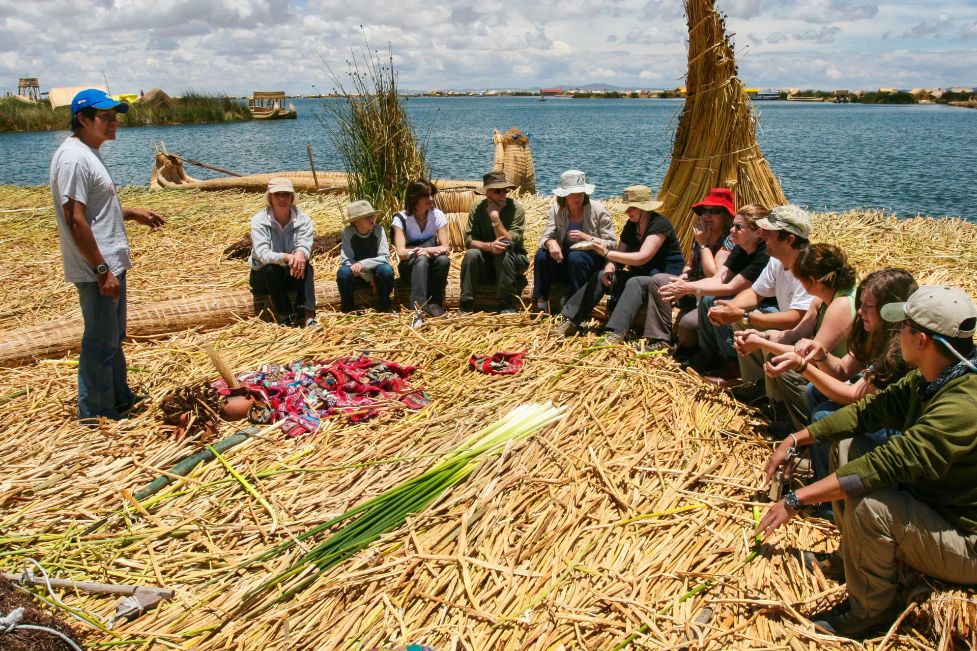 Grupa studencka na pływających wyspach na jeziorze Titicaca Grupa studencka na pływających wyspach na jeziorze Titicaca