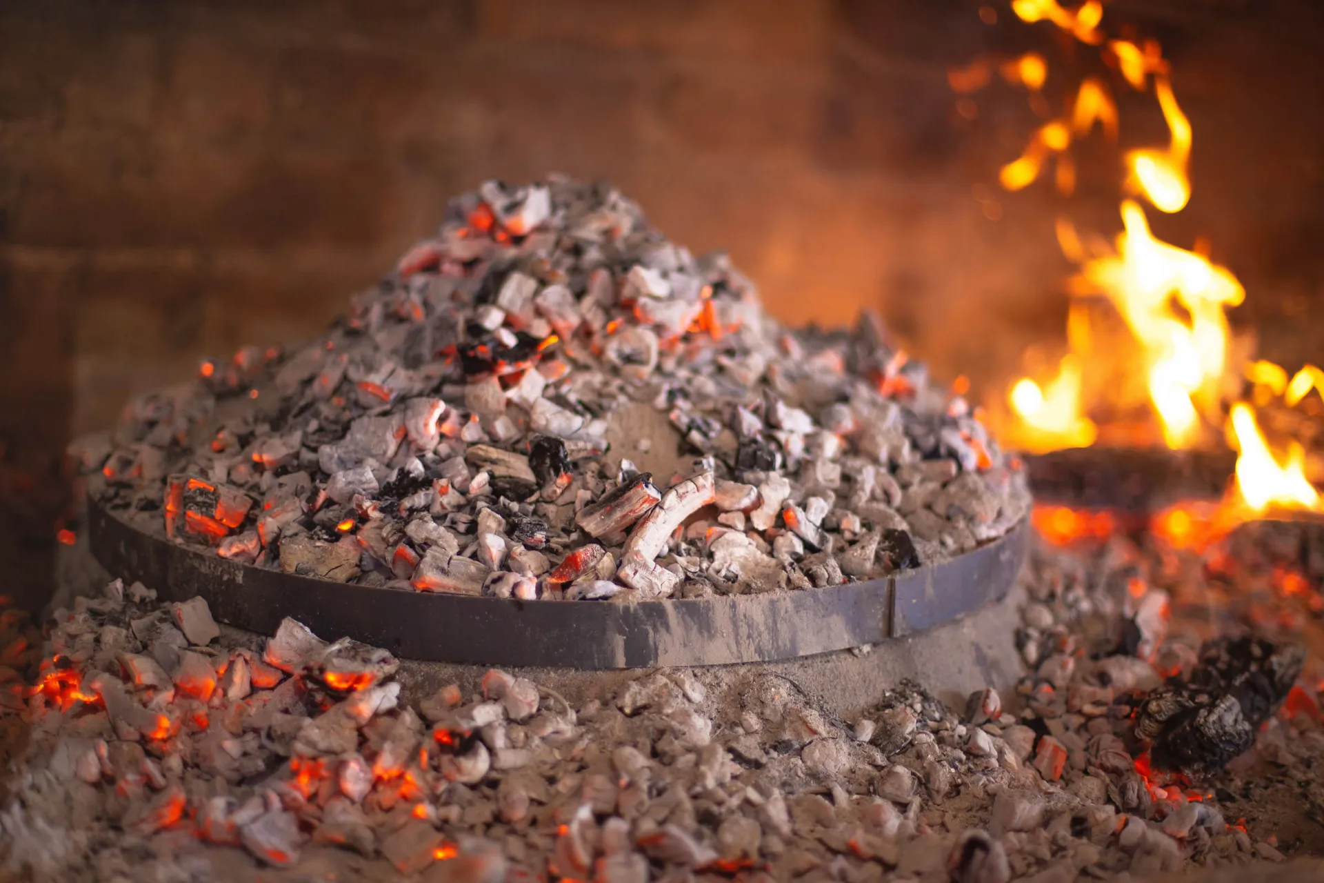 PEKA – mięso i warzywa pieczone w płaskim, okrągłym naczyniu na żarzącym się węglu z pokrywką PEKA – mięso i warzywa pieczone w płaskim, okrągłym naczyniu na żarzącym się węglu z pokrywką