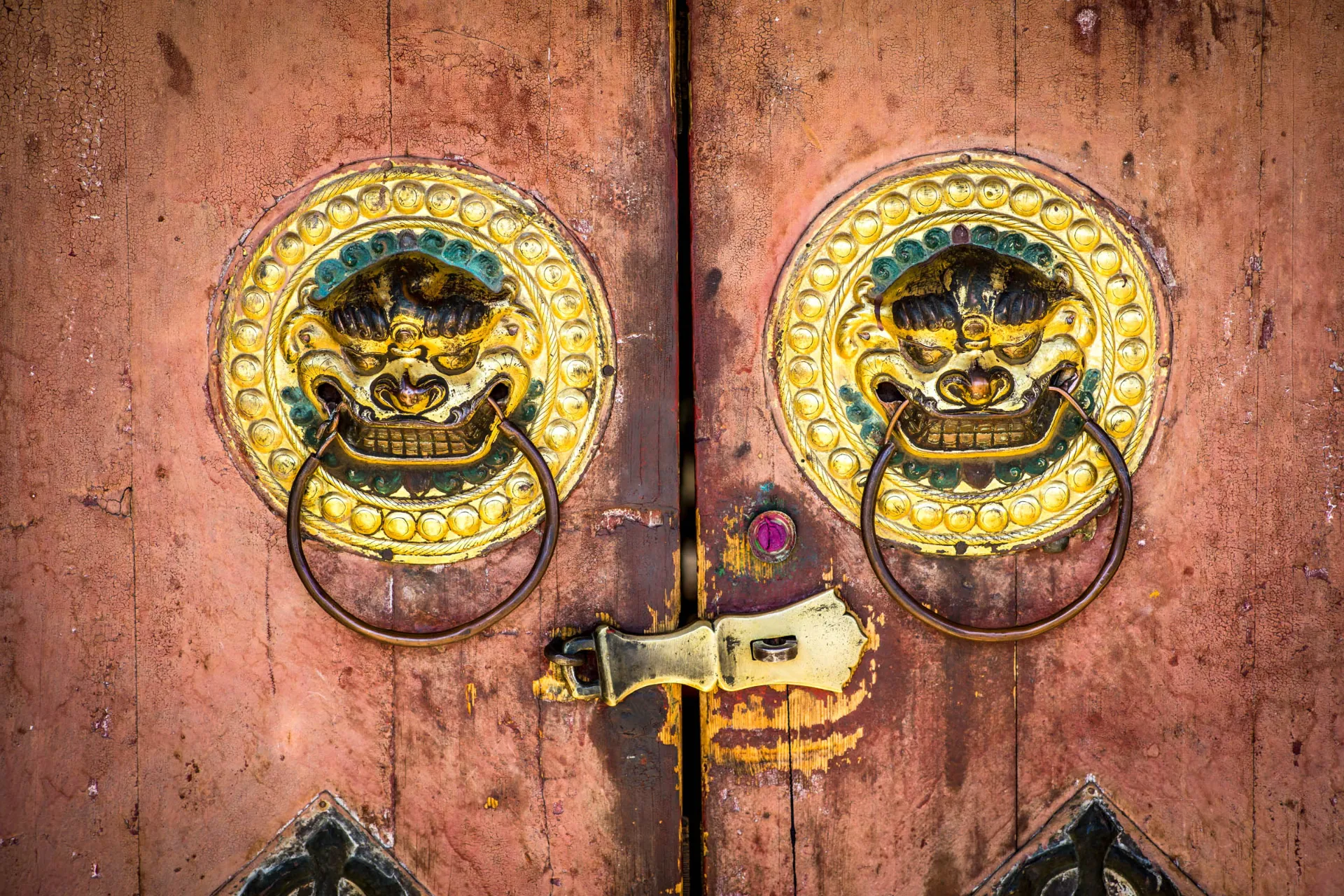 Ozdobne klamki w kształcie głów lwów – tradycyjny symbol ochrony w chińskiej i mongolskiej architekturze