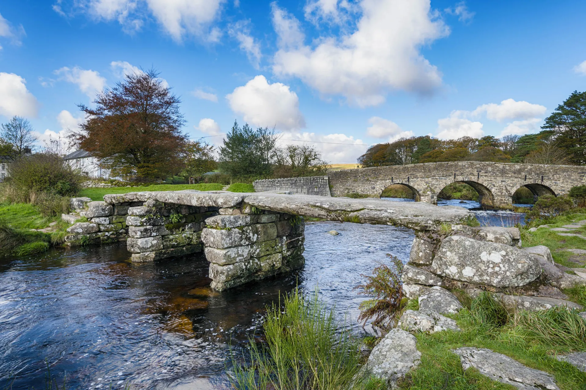 Mosty w Postbridge, Dartmoor – średniowieczny Clapper Bridge i kamienny most z XVIII wieku Mosty w Postbridge, Dartmoor – średniowieczny Clapper Bridge i kamienny most z XVIII wieku