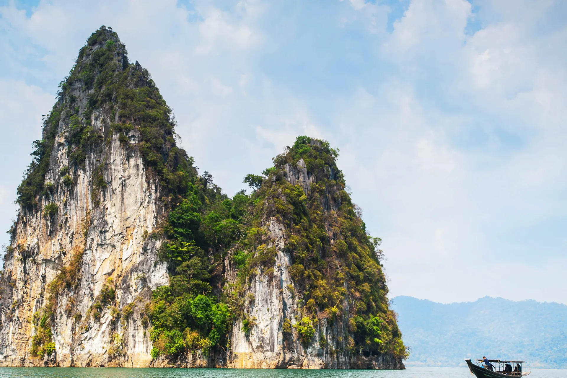 Wapienne klify w Parku Narodowym Khao Sok Wapienne klify w Parku Narodowym Khao Sok