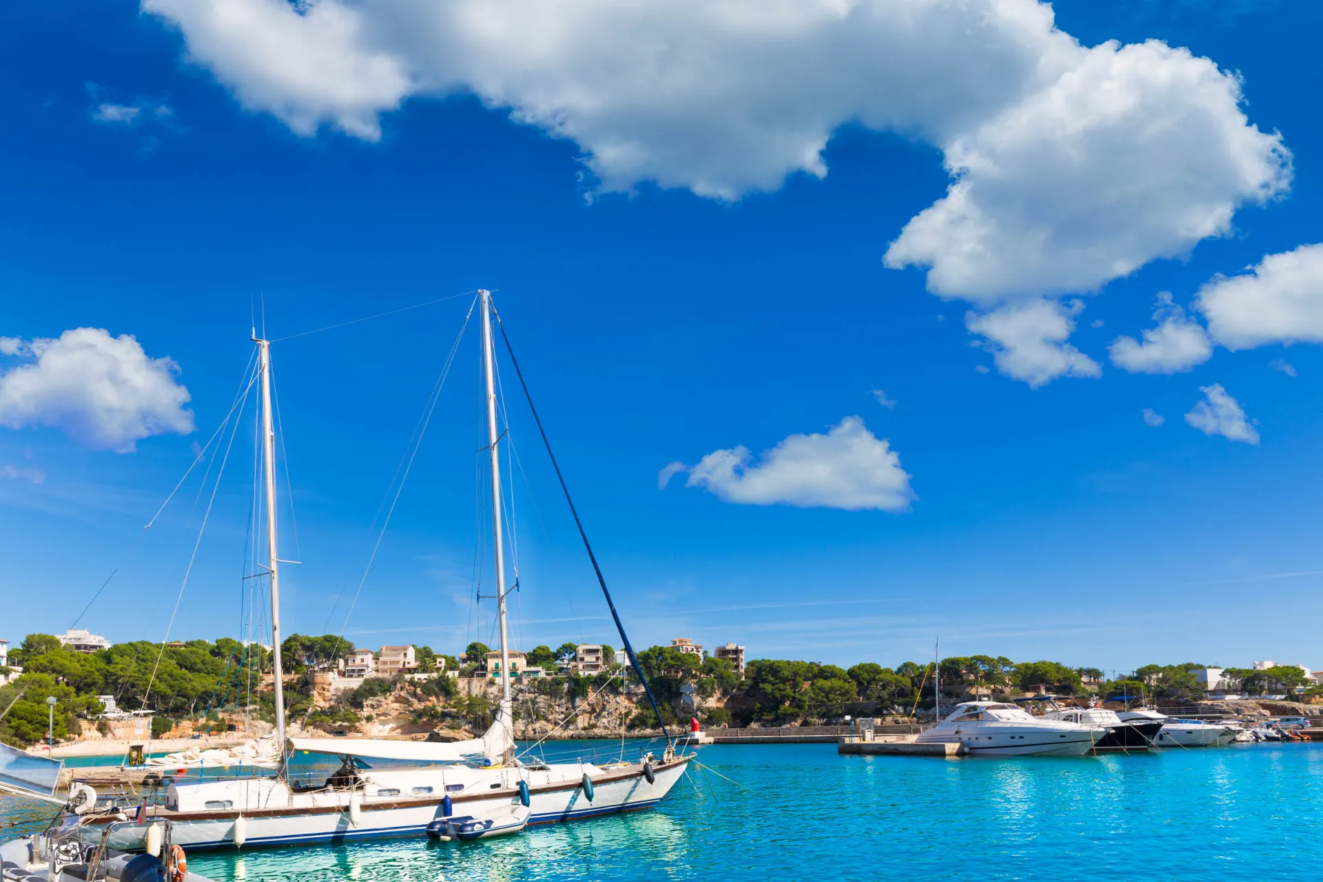 Marina w Porto Cristo znajduje się w pobliżu Jaskiń Smoczych na wschodnim wybrzeżu Marina w Porto Cristo znajduje się w pobliżu Jaskiń Smoczych na wschodnim wybrzeżu