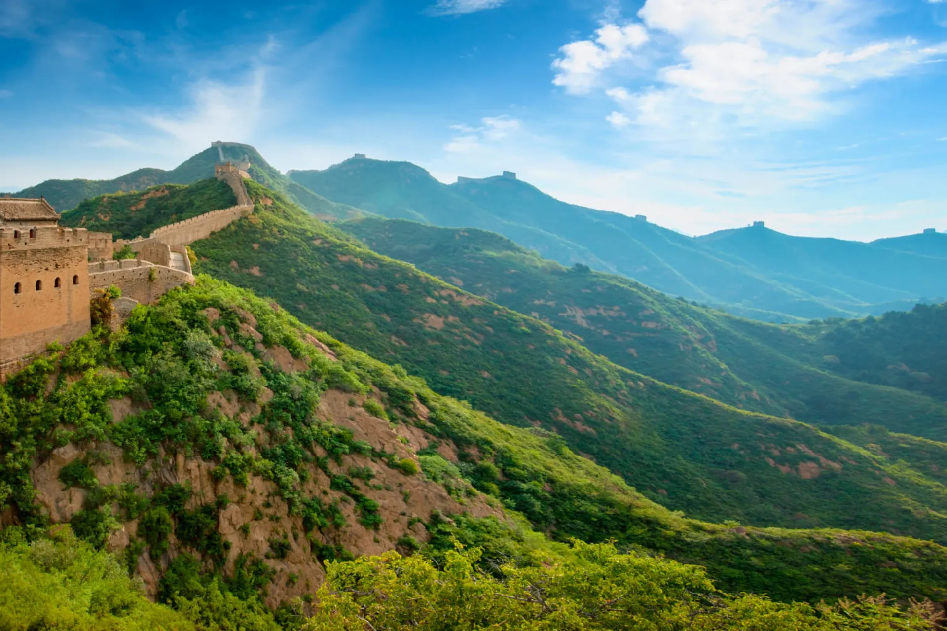Najstarsza część muru pochodzi z XIV wieku. Mur ma około 21 000 km długości