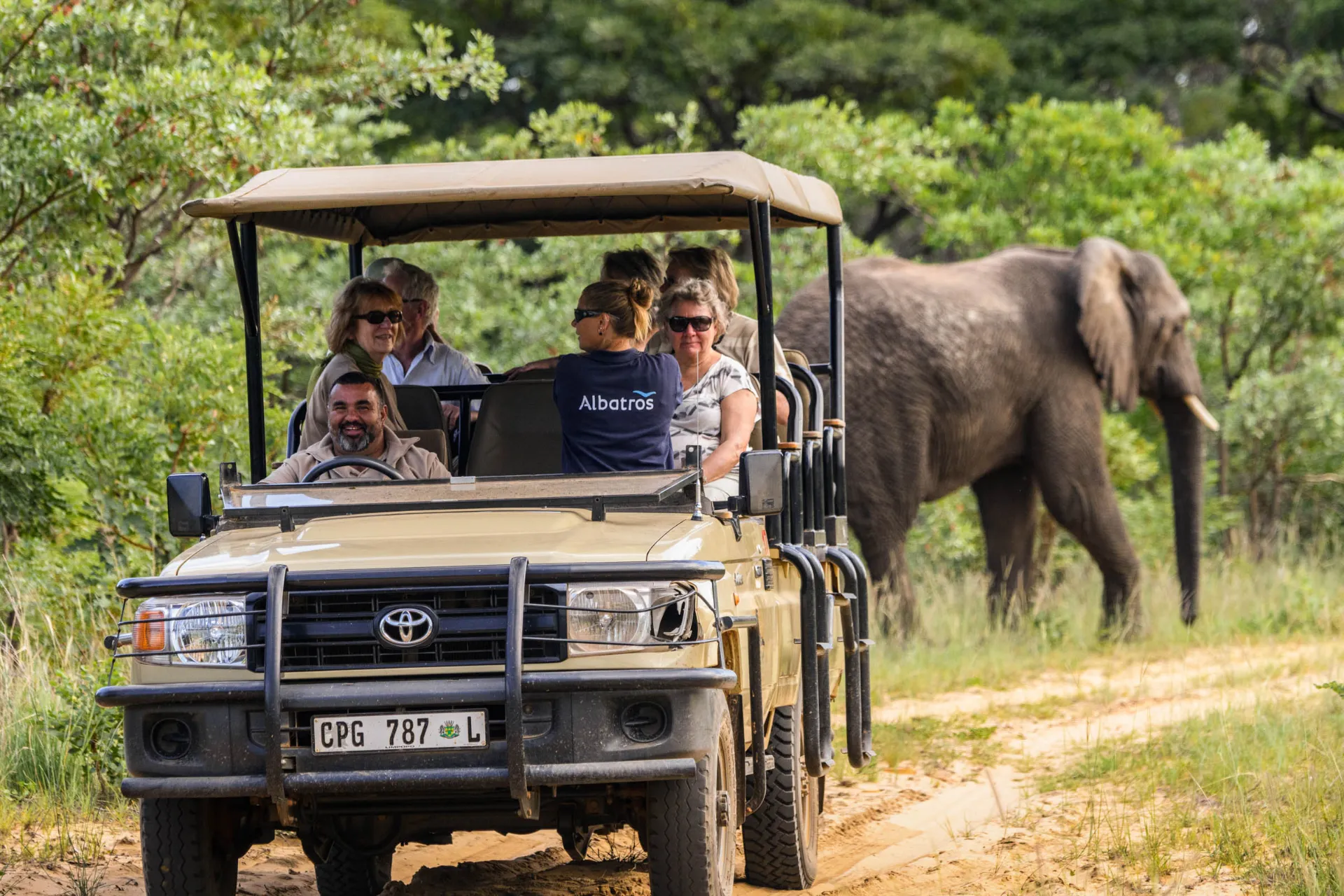 W jeepie mieści się 9 osób plus kierowca i przewodnik W jeepie mieści się 9 osób plus kierowca i przewodnik