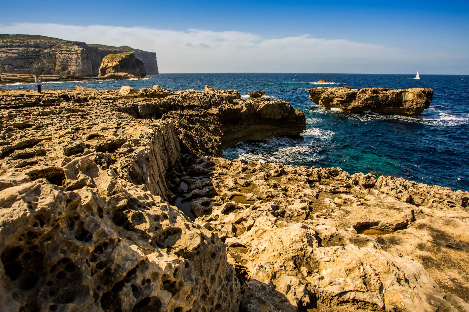 Dramatyczne klify i widok na morze w Dwejra na Gozo