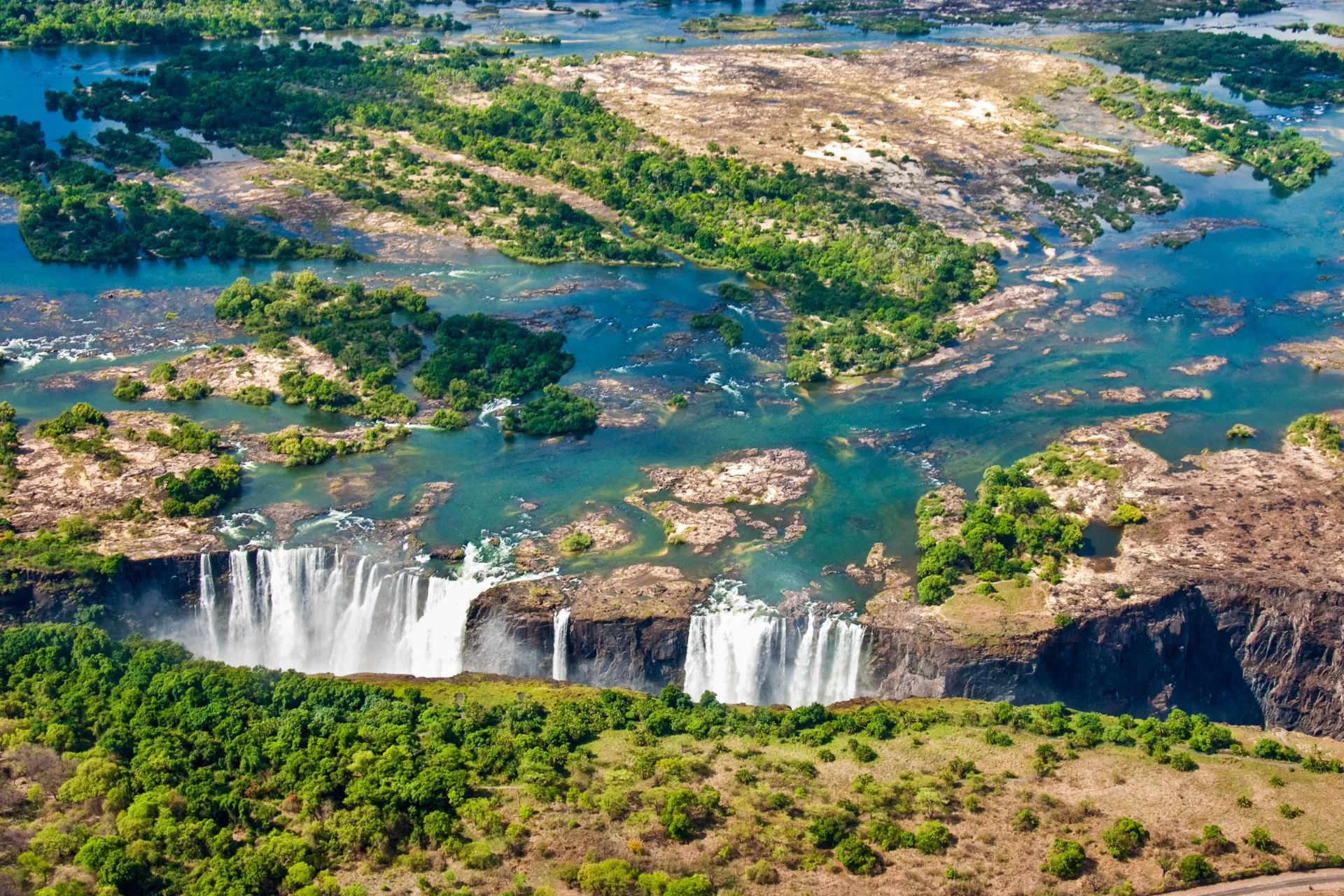 Woda trafia do rzeki Zambezi między Zimbabwe a Zambią Woda trafia do rzeki Zambezi między Zimbabwe a Zambią