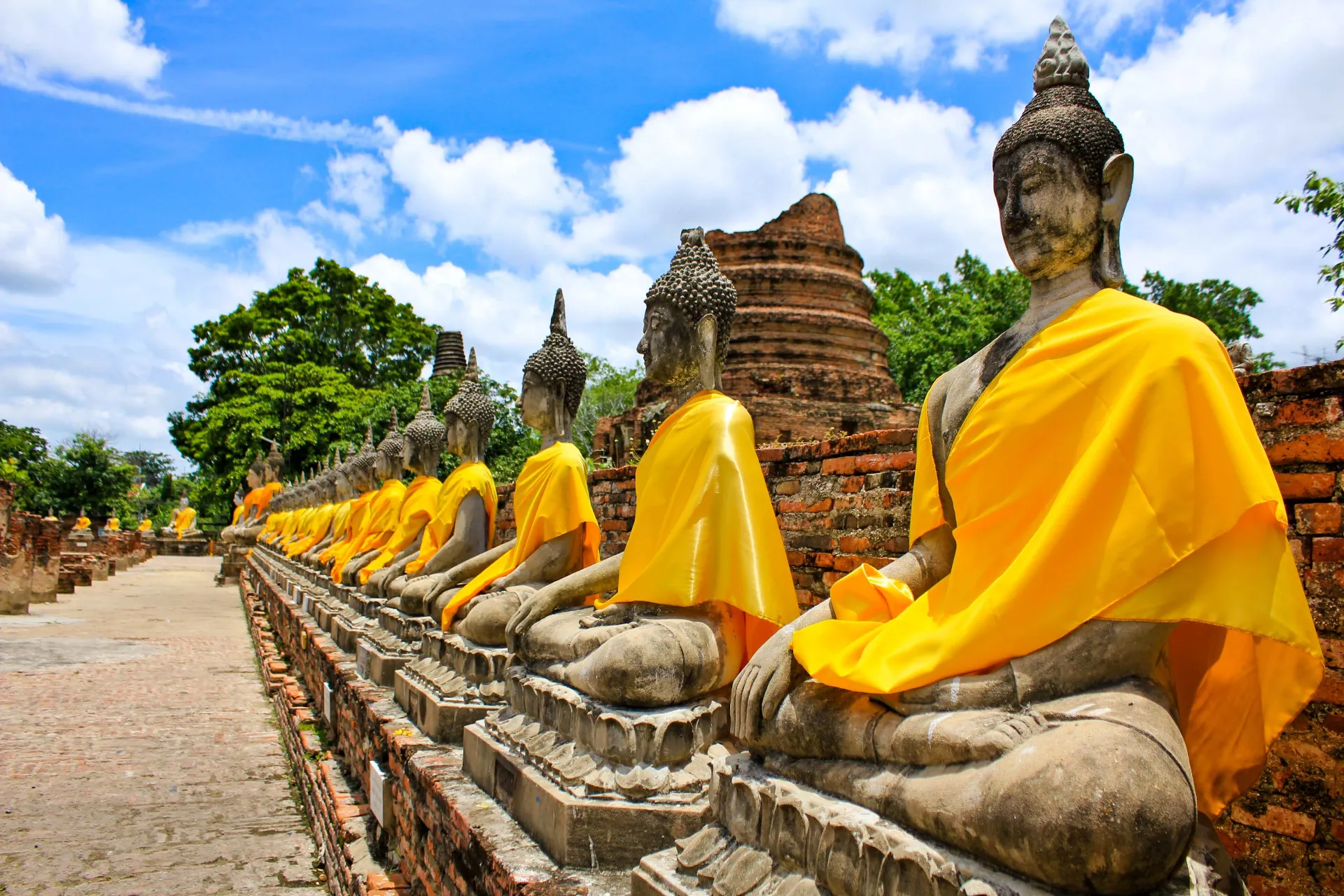 Siedzące posągi Buddy w Wat Yai Chai Mongkhon w Ayutthayi