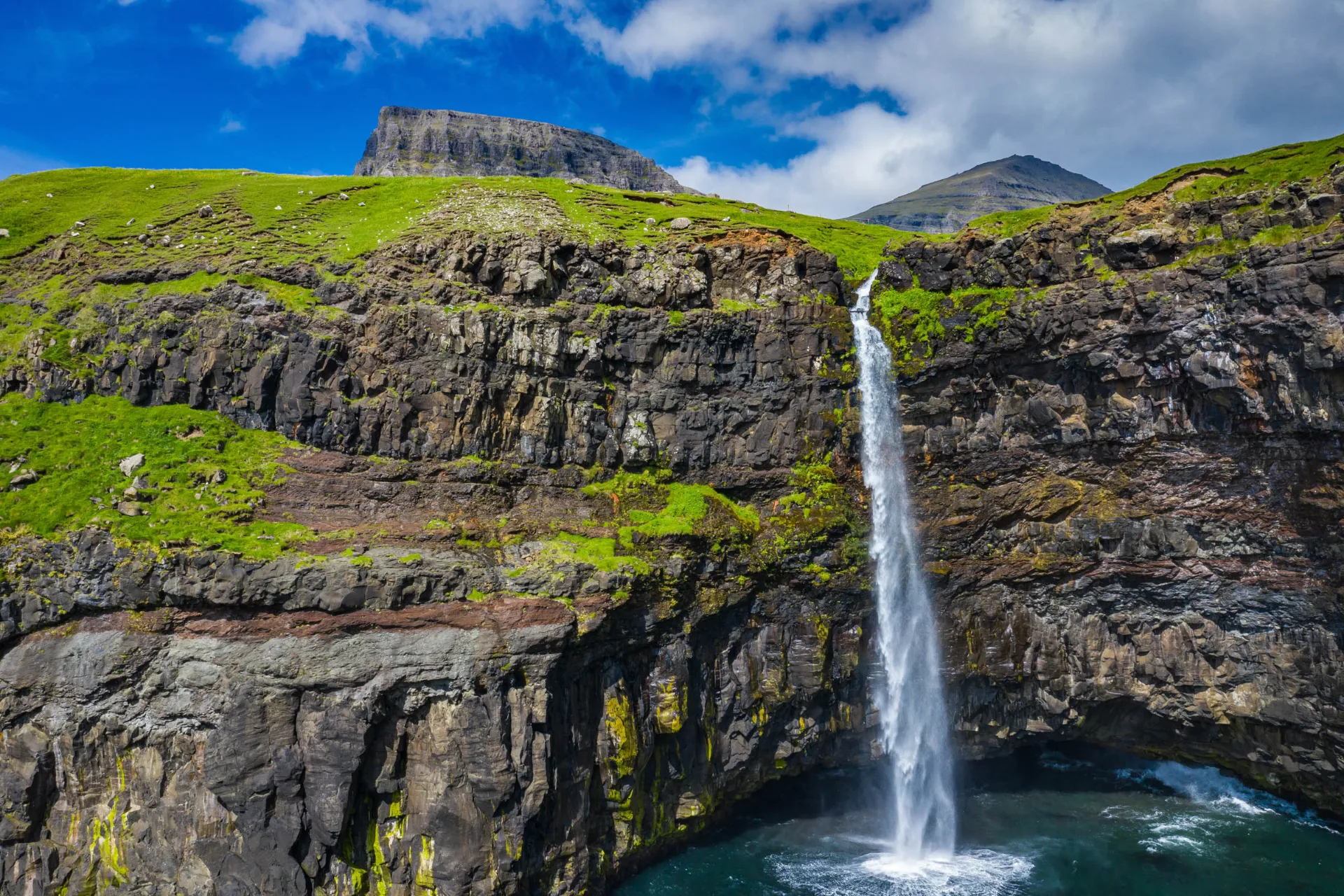 Wodospad Múlafossur przy wiosce Gásadalur Wodospad Múlafossur przy wiosce Gásadalur