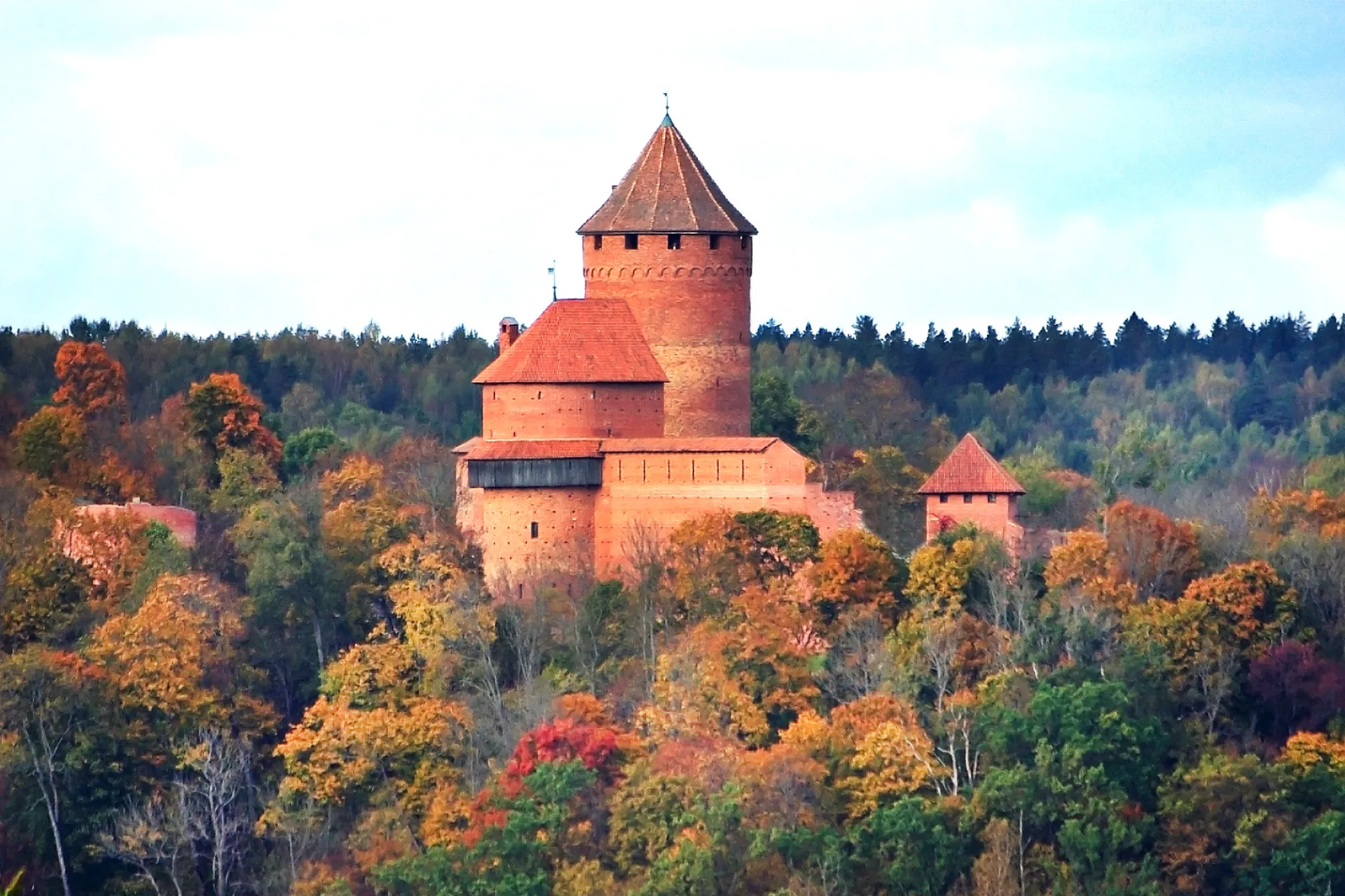 Zamek Turaida w Siguldzie, Łotwa, otoczony jesiennym lasem w Parku Narodowym Gauja