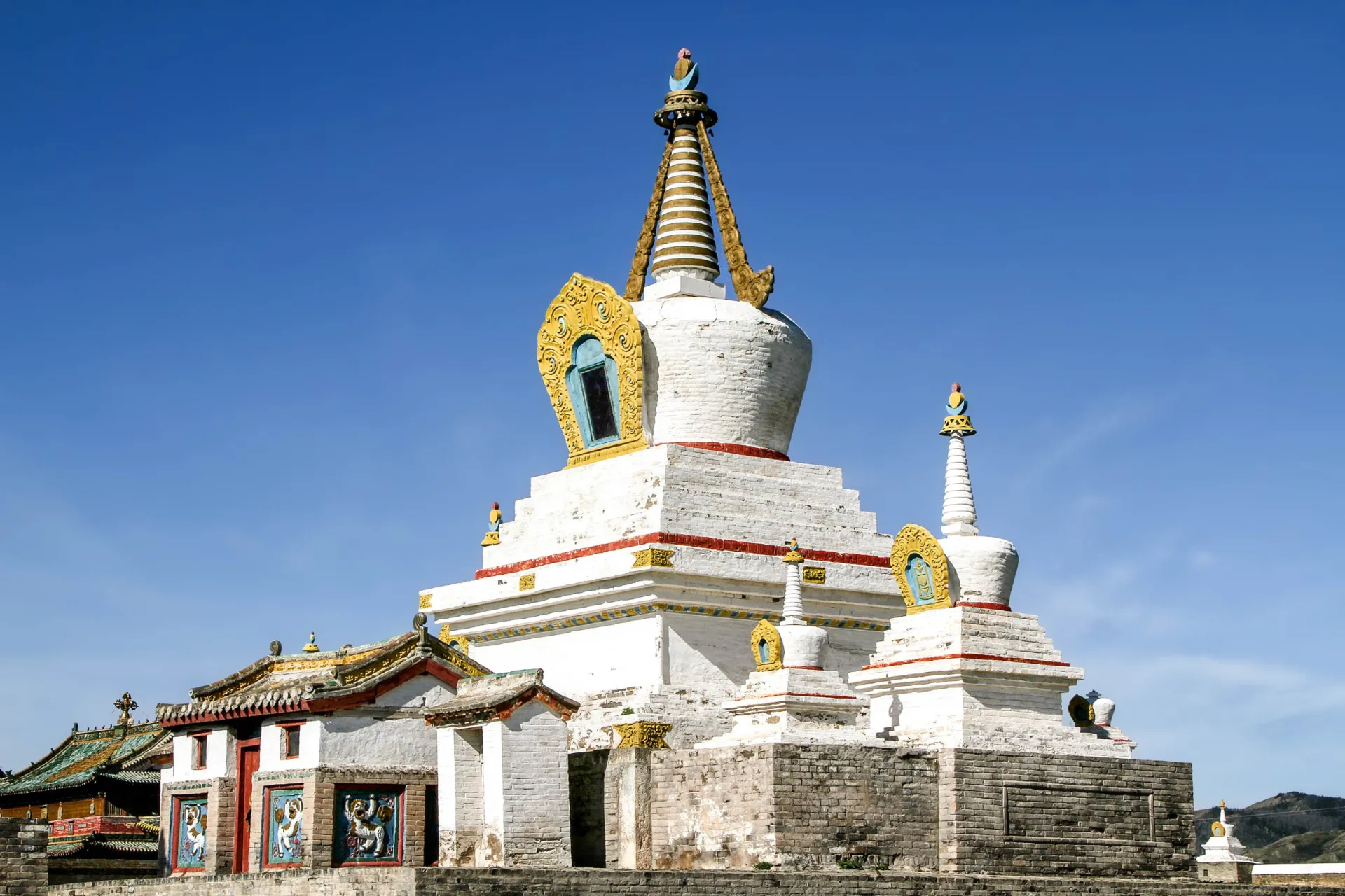 Stupa i świątynie w klasztorze Erdene Zuu, najstarszym klasztorze buddyjskim w Mongolii Stupa i świątynie w klasztorze Erdene Zuu, najstarszym klasztorze buddyjskim w Mongolii
