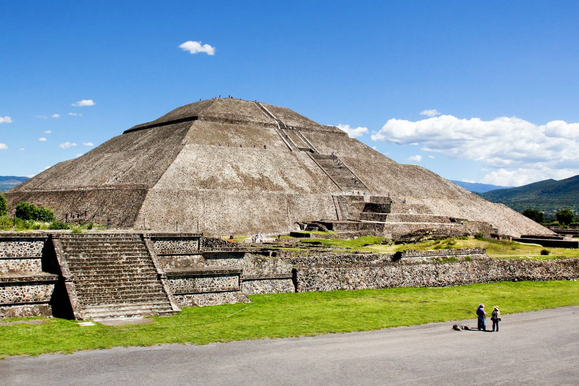 Piramida Słońca została zbudowana ok. 100 n.e. i ma 65 metrów wysokości Piramida Słońca została zbudowana ok. 100 n.e. i ma 65 metrów wysokości