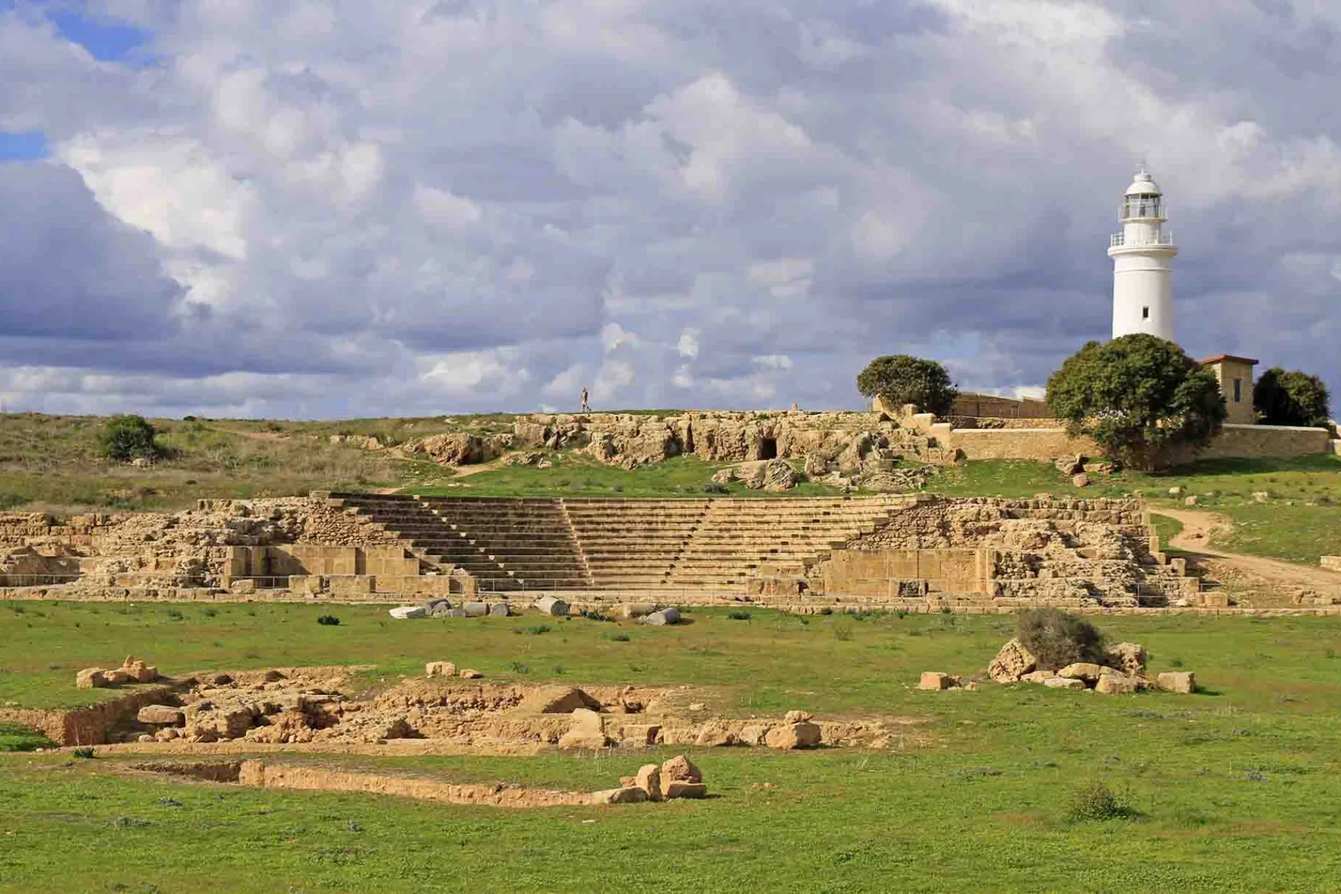 Teatr Odeon w parku archeologicznym w Paphos z charakterystyczną latarnią w tle