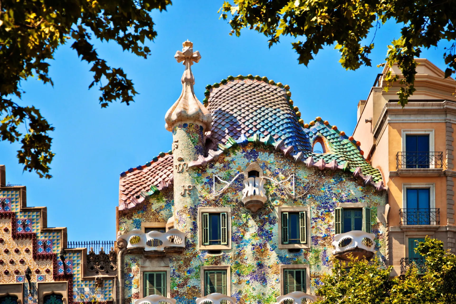Casa Batlló - jedno z najsłynniejszych dzieł Gaudíego Casa Batlló - jedno z najsłynniejszych dzieł Gaudíego
