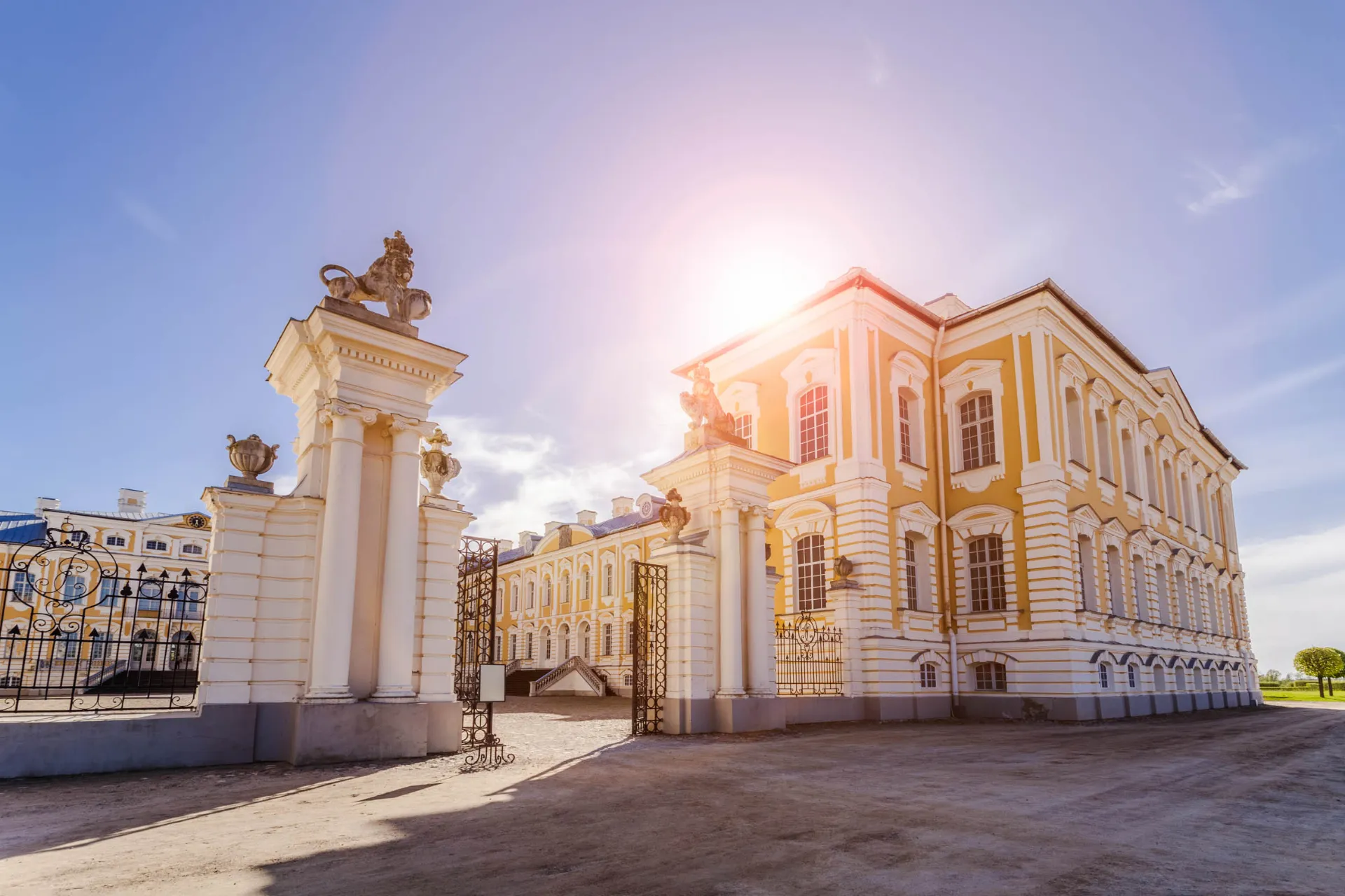 Pałac Rundāle na Łotwie – wspaniały pałac barokowy z XVIII wieku Pałac Rundāle na Łotwie – wspaniały pałac barokowy z XVIII wieku