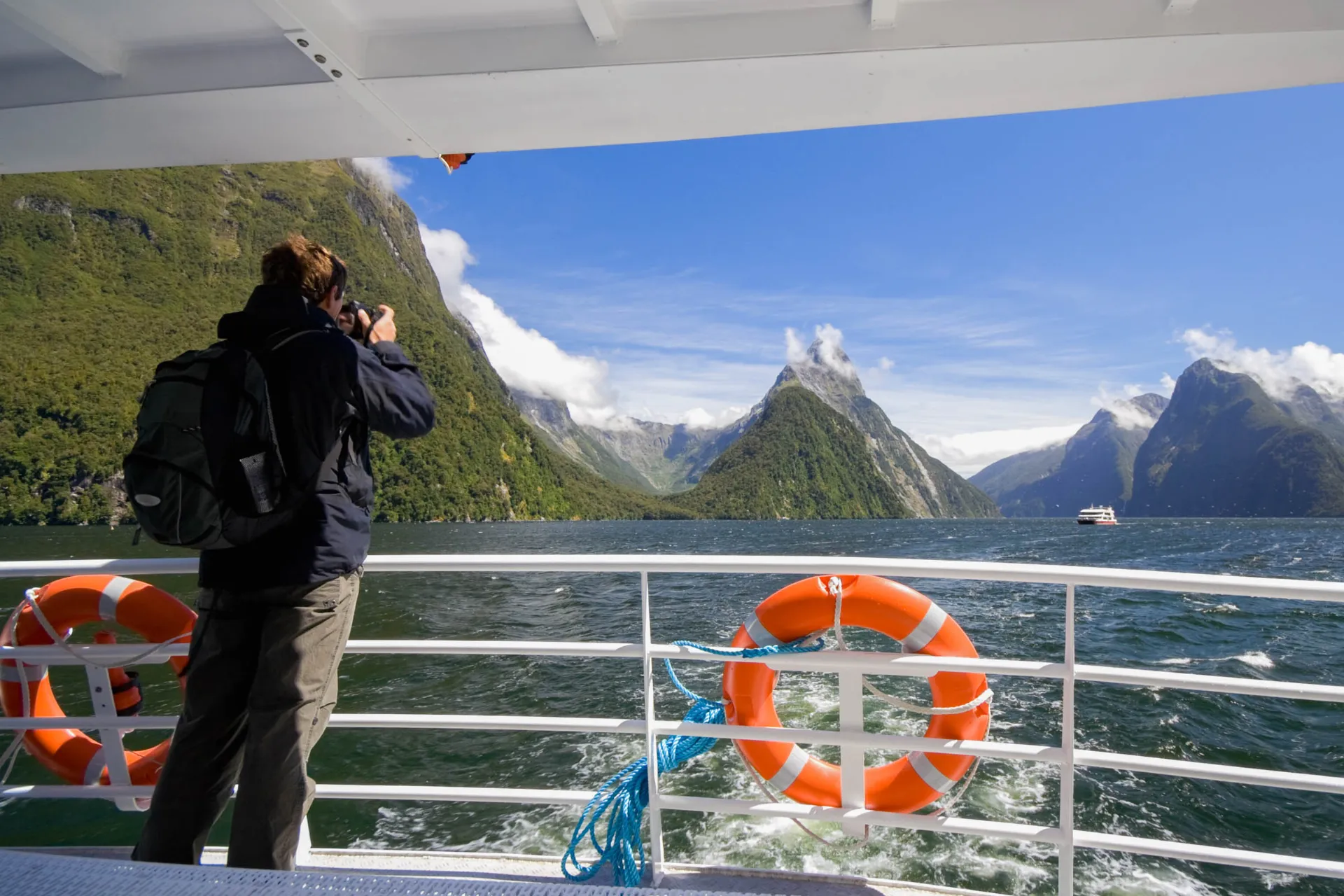 Milford Sound, widziany z pokładu statku, z charakterystyczną górą Mitre Peak Milford Sound, widziany z pokładu statku, z charakterystyczną górą Mitre Peak
