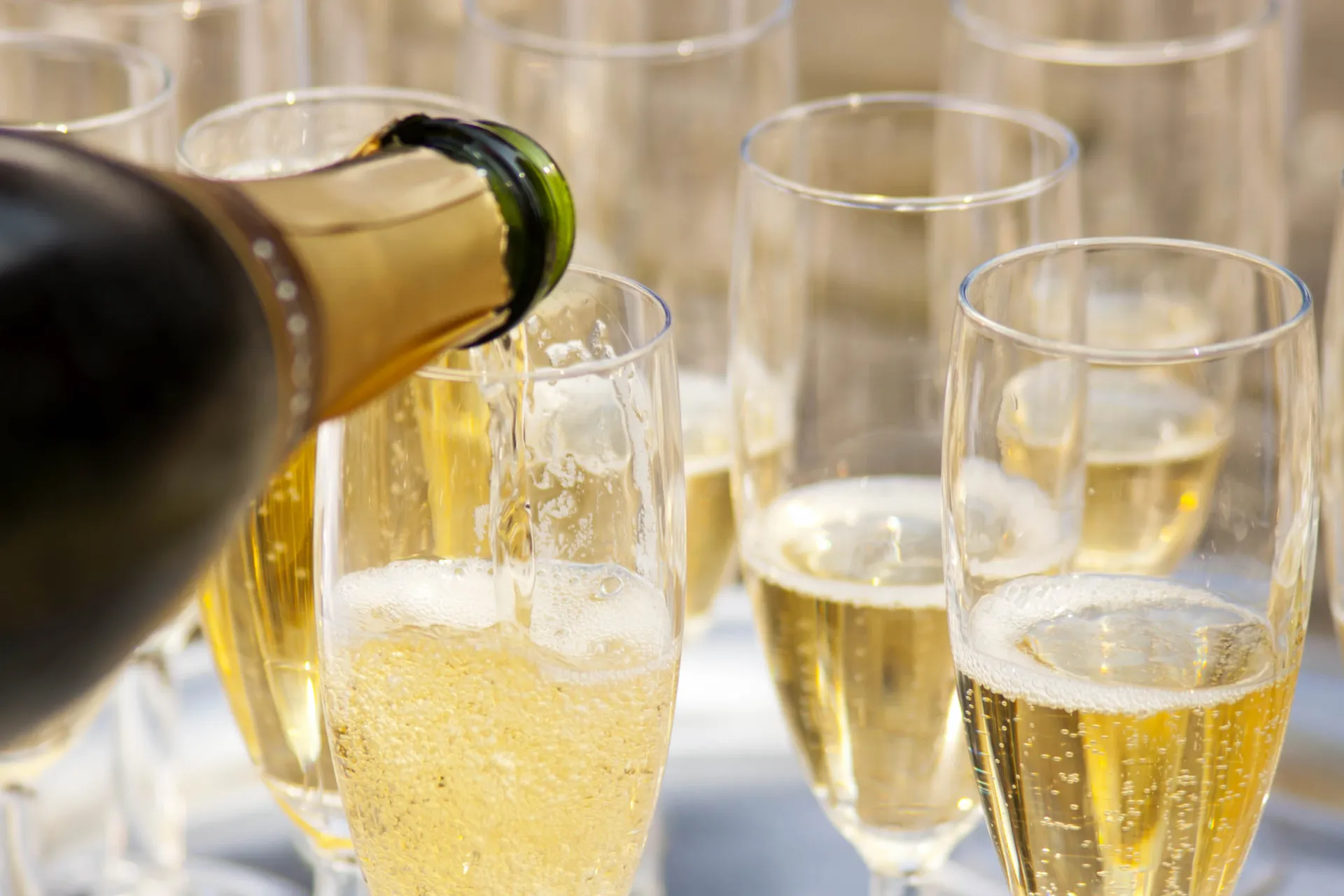 Szampan jest serwowany, a napięcie rośnie