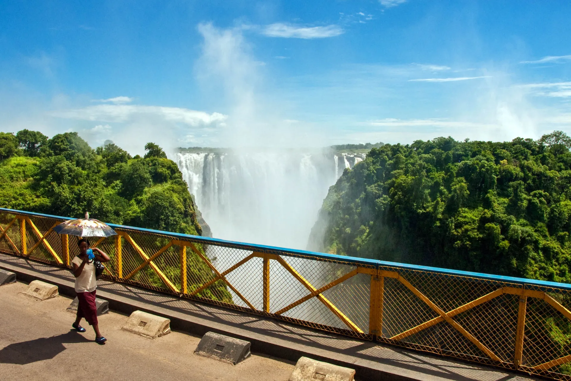 W porze deszczowej wodospad może dostarczyć do 12 600 000 m³ wody na sekundę W porze deszczowej wodospad może dostarczyć do 12 600 000 m³ wody na sekundę