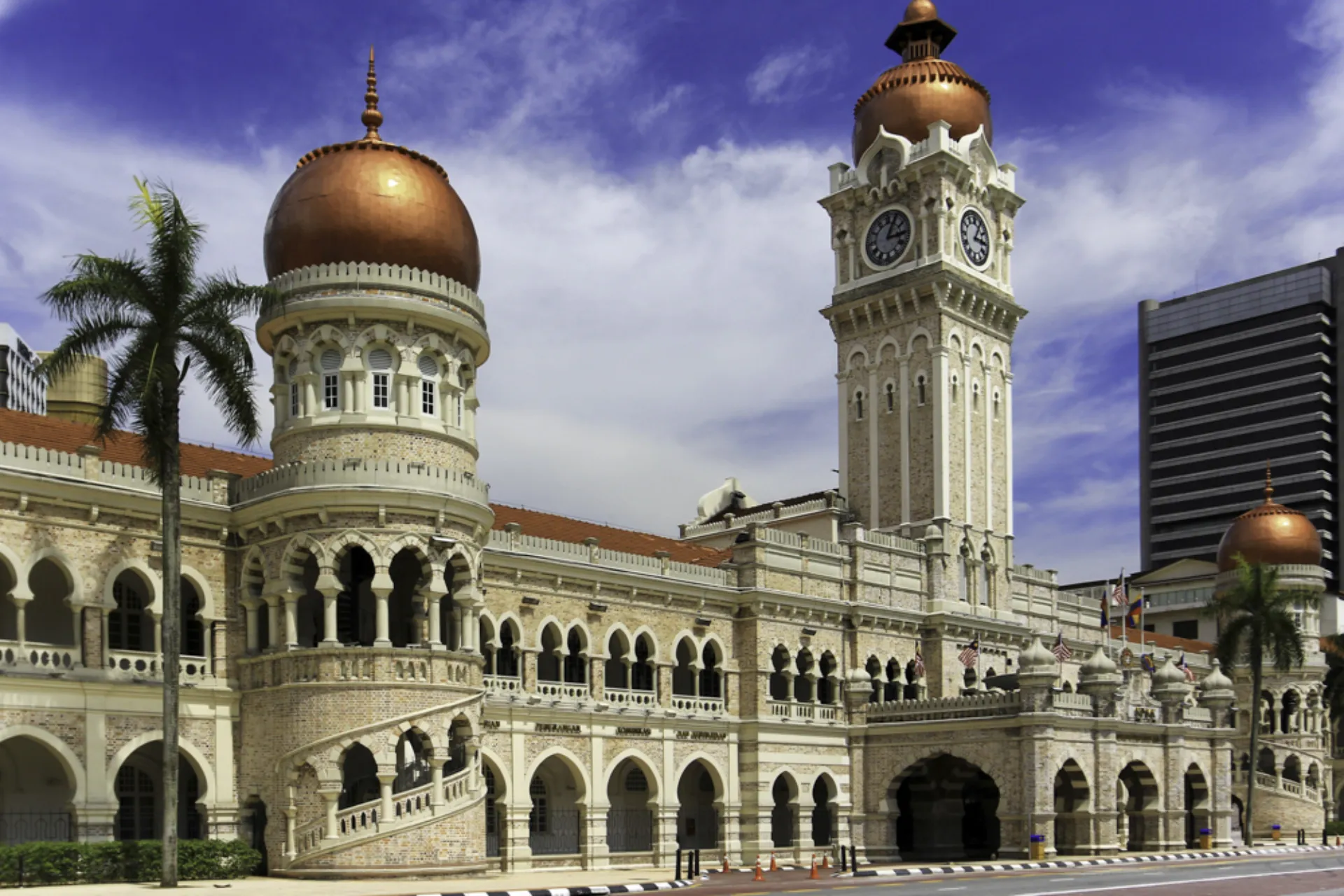 Budynek Sułtana Abdula Samada przy Merdeka Square w Kuala Lumpur z charakterystycznymi miedzianymi kopułami i wieżą zegarową