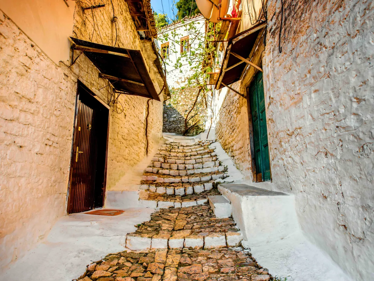 Urokliwa brukowana uliczka w historycznej dzielnicy Beratu, Albania Urokliwa brukowana uliczka w historycznej dzielnicy Beratu, Albania