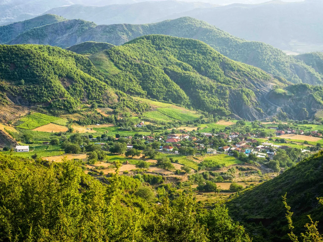 Elbasan, Albania – historyczne miasto znane z osmańskiej twierdzy, starych meczetów i bogatego dziedzictwa kulturowego Elbasan, Albania – historyczne miasto znane z osmańskiej twierdzy, starych meczetów i bogatego dziedzictwa kulturowego
